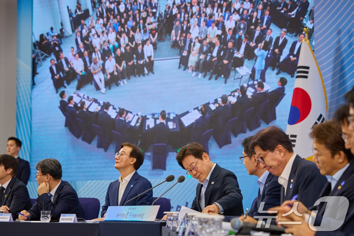 본문 이미지 - 이재명 대통령이 25일 부산 남구 부경대에서 열린 타운홀미팅 &#39;부산의 마음을 듣다&#39; 지역 주민 간담회에서 참석자들의 발언을 경청하고 있다. &#40;대통령실 제공. 재판매 및 DB 금지&#41; 2025.7.25/뉴스1 ⓒ News1 허경 기자