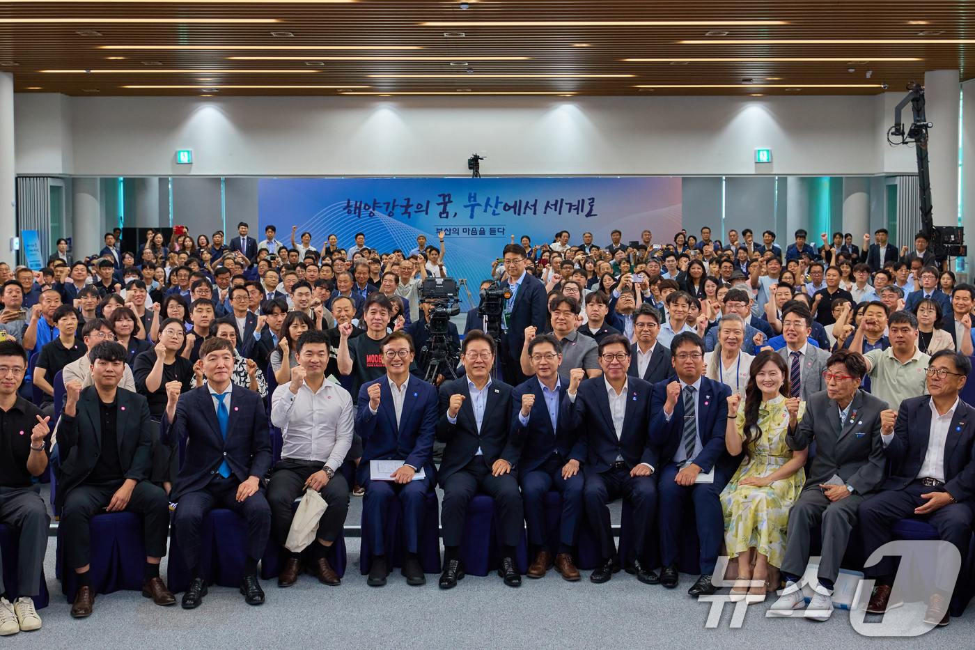 (서울=뉴스1) 허경 기자 = 이재명 대통령이 25일 부산 남구 부경대에서 열린 타운홀미팅 '부산의 마음을 듣다' 지역 주민 간담회에서 참석자들과 함께 기념촬영을 하고 있다. (대 …