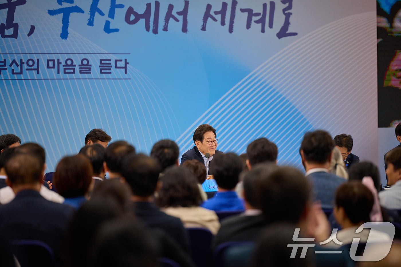 (서울=뉴스1) 허경 기자 = 이재명 대통령이 25일 부산 남구 부경대에서 열린 타운홀미팅 '부산의 마음을 듣다' 지역 주민 간담회에서 참석자들의 발언을 경청하고 있다. (대통령실 …