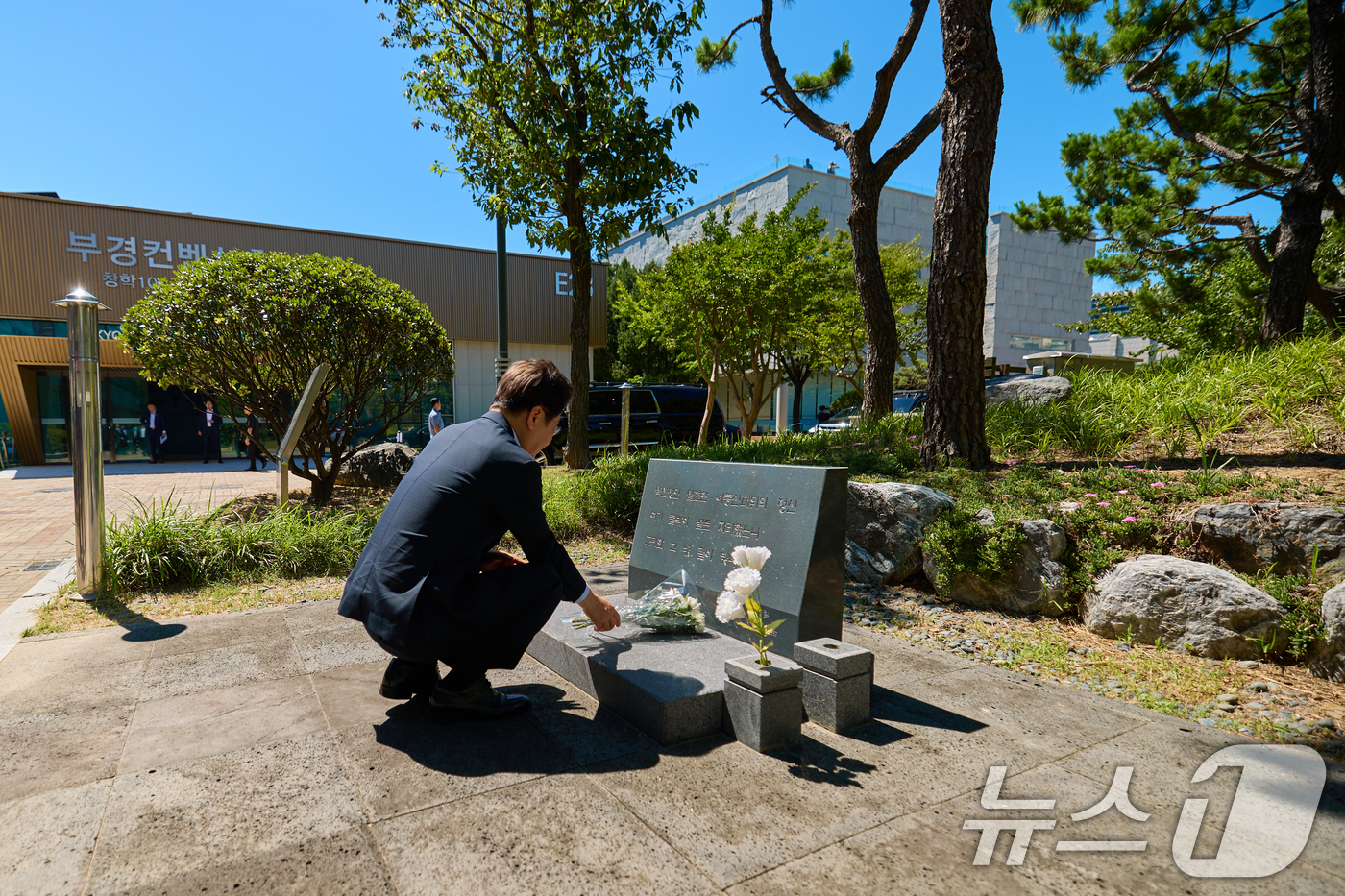(서울=뉴스1) 허경 기자 = 이재명 대통령이 25일 부산 남구 부경대학교에서 열린 타운홀미팅 '부산의 마음을 듣다' 간담회에 앞서 이동진 대위 추모비를 방문해 헌화하고 있다. ( …
