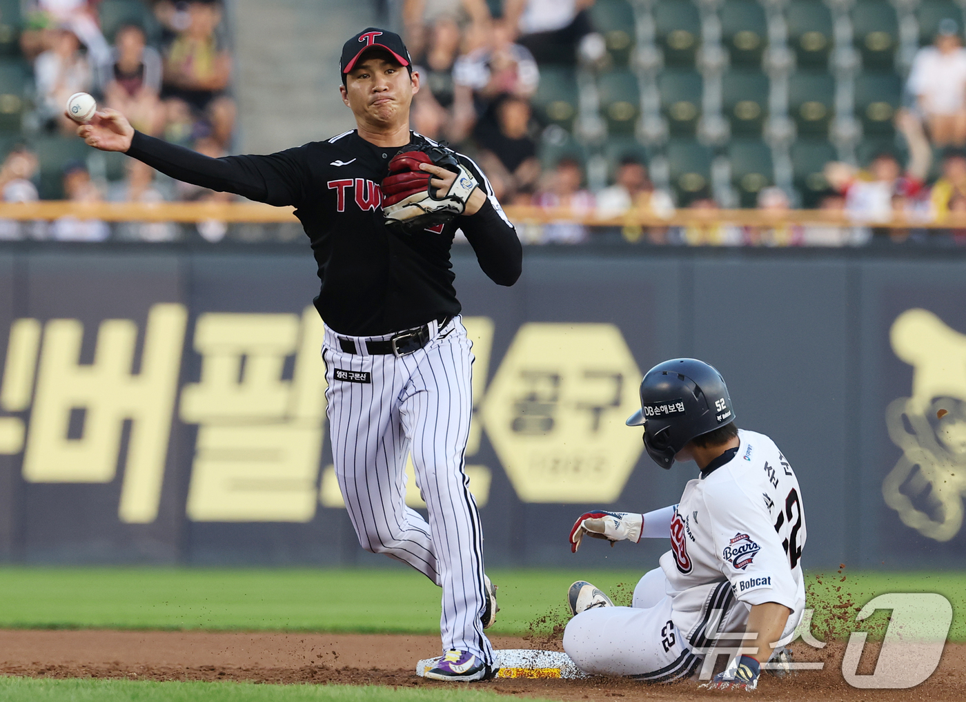 (서울=뉴스1) 오대일 기자 = 25일 서울 송파구 잠실야구장에서 열린 프로야구 '2025 신한 SOL뱅크 KBO 리그' LG 트윈스와 두산 베어스의 경기, 1회말 두산 공격 1사 …