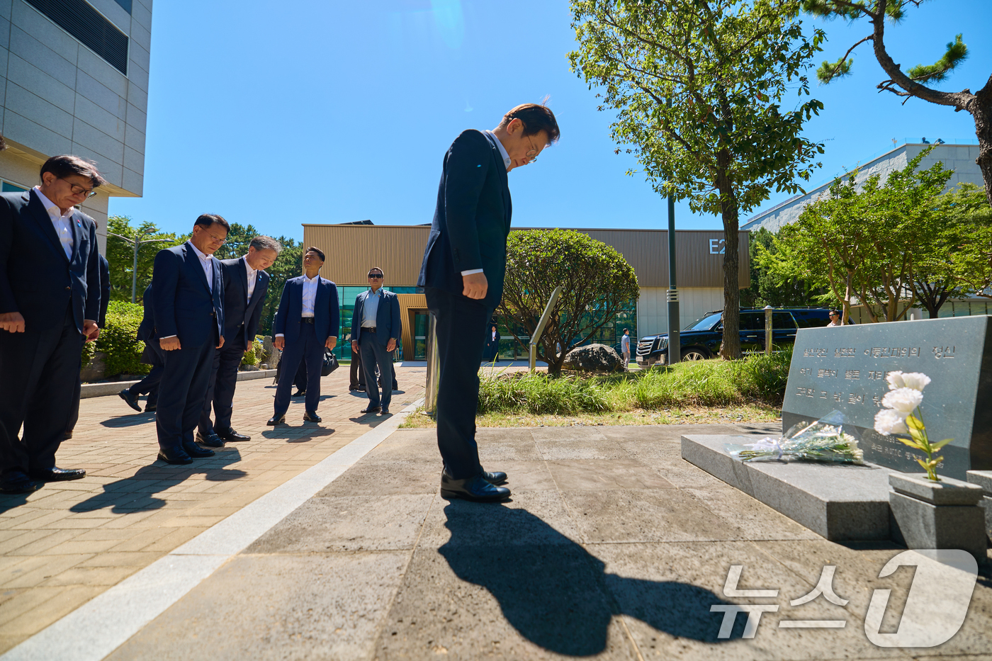 (서울=뉴스1) 허경 기자 = 이재명 대통령이 25일 부산 남구 부경대학교에서 열린 타운홀미팅 '부산의 마음을 듣다' 간담회에 앞서 이동진 대위 추모비를 방문해 묵념하고 있다. ( …