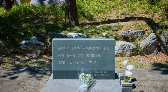 李대통령, 이동진 대위 추모비 앞 헌화