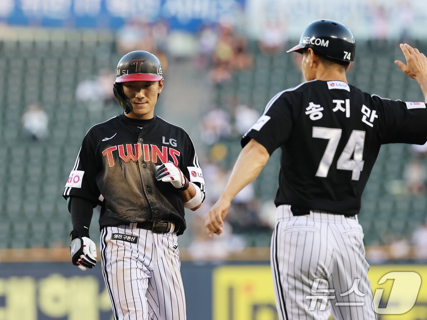 본문 이미지 - 25일 서울 송파구 잠실야구장에서 열린 프로야구 '2025 신한 SOL뱅크 KBO 리그' LG 트윈스와 두산 베어스의 경기, 2회초 LG 공격 2사 2,3루 상황에서 신민재가 2타점 적시타를 때린 후 기뻐하고 있다. 2025.7.25/뉴스1 ⓒ News1 오대일 기자