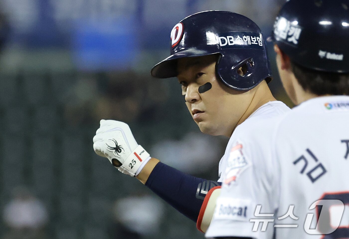 본문 이미지 - 25일 서울 송파구 잠실야구장에서 열린 프로야구 &#39;2025 신한 SOL뱅크 KBO 리그&#39; LG 트윈스와 두산 베어스의 경기, 3:3으로 팽팽히 맞선 4회말 두산 공격 무사 1,3루 상황에서 양의지가 달아나는 1타점 작시타를 때린 후 기뻐하고 있다. 2025.7.25/뉴스1 ⓒ News1 오대일 기자