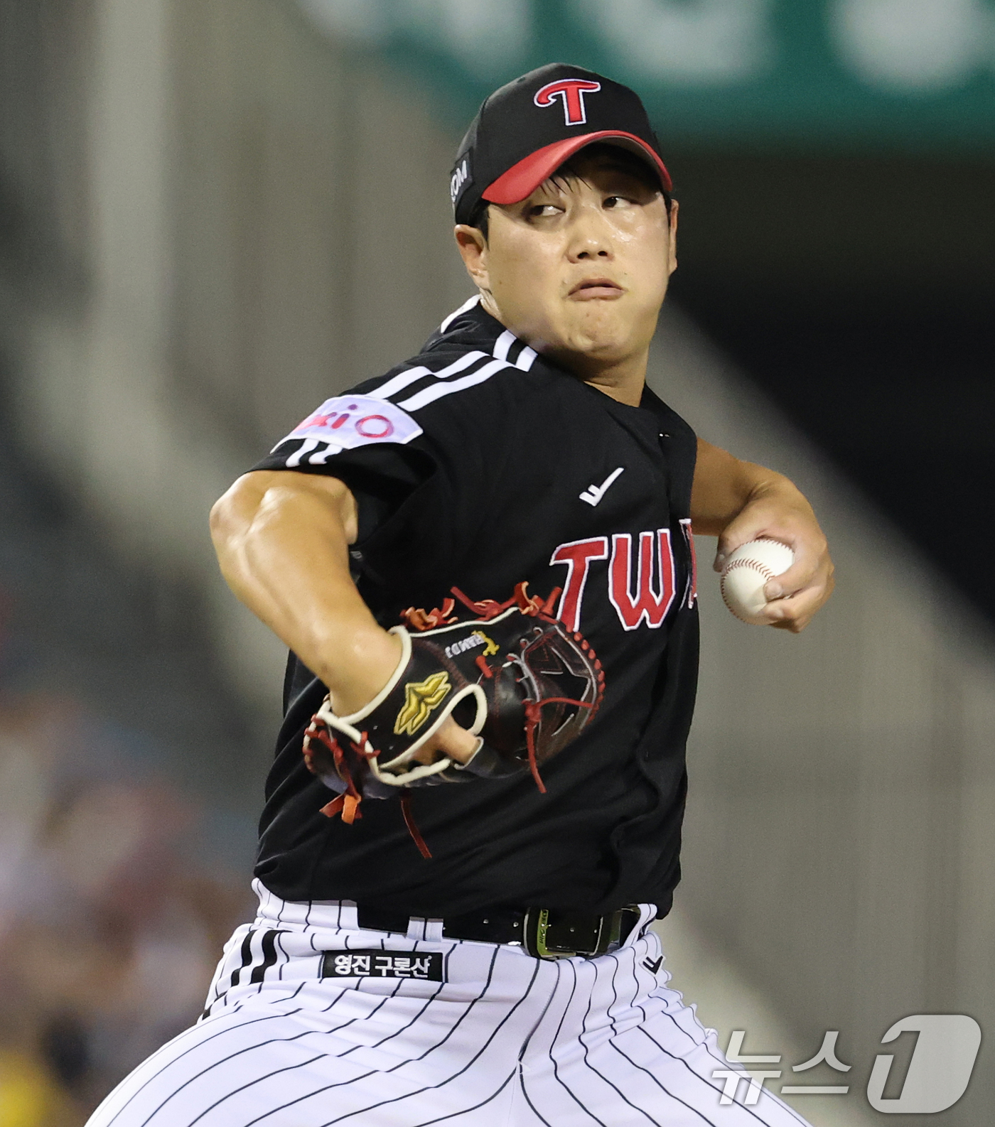 (서울=뉴스1) 오대일 기자 = 25일 서울 송파구 잠실야구장에서 열린 프로야구 '2025 신한 SOL뱅크 KBO 리그' LG 트윈스와 두산 베어스의 경기, LG 함덕주가 5회말 …