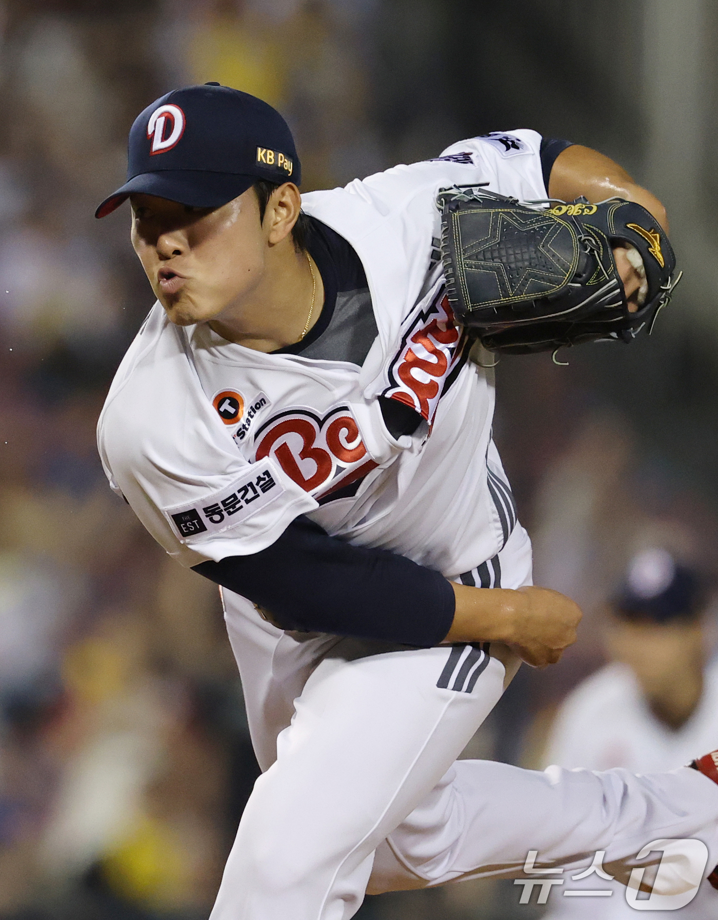 (서울=뉴스1) 오대일 기자 = 25일 서울 송파구 잠실야구장에서 열린 프로야구 '2025 신한 SOL뱅크 KBO 리그' LG 트윈스와 두산 베어스의 경기, 두산 최원준이 6회초 …