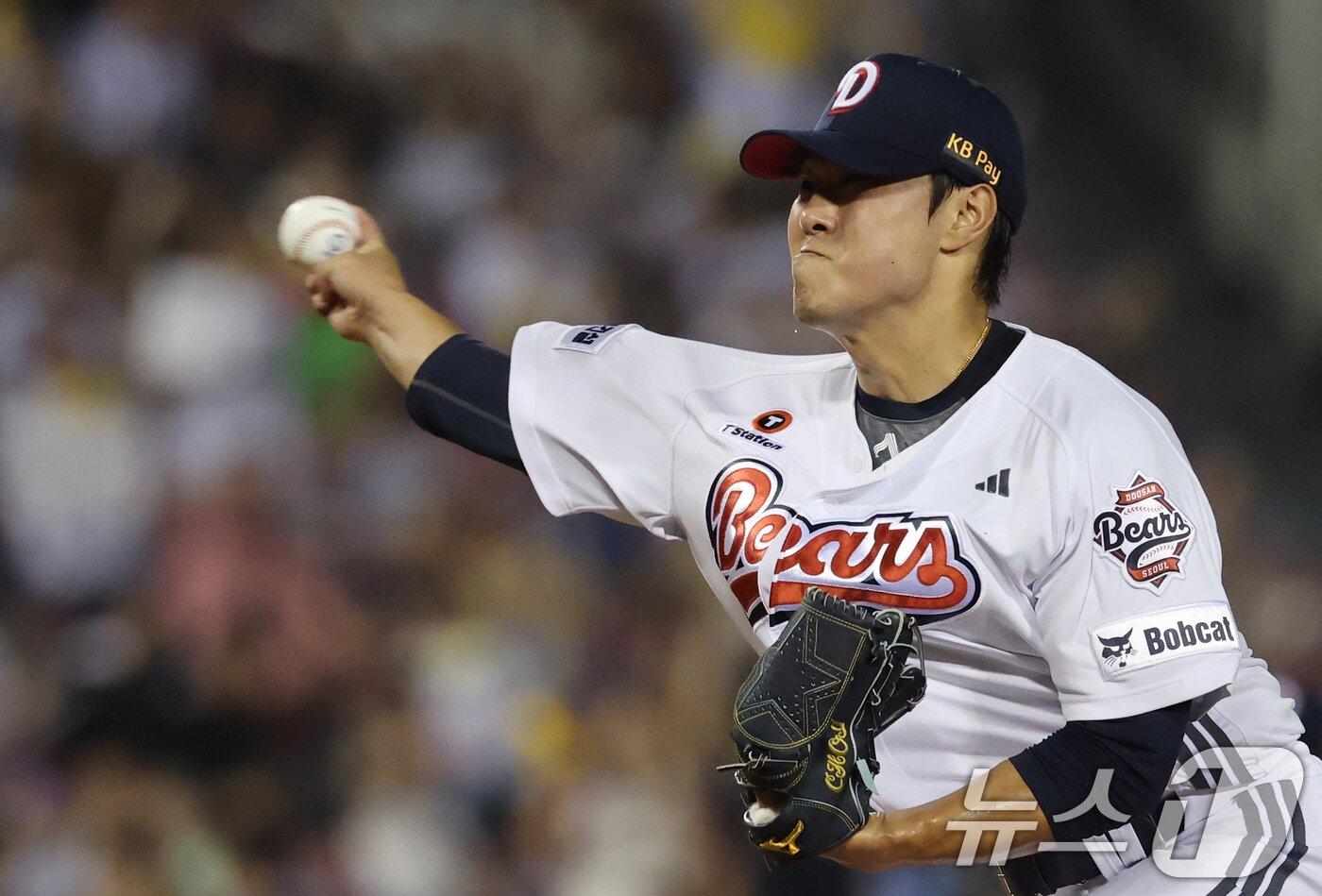 본문 이미지 - 25일 서울 송파구 잠실야구장에서 열린 프로야구 '2025 신한 SOL뱅크 KBO 리그' LG 트윈스와 두산 베어스의 경기, 두산 최원준이 6회초 구원등판해 역투하고 있다. 2025.7.25 ⓒ 뉴스1 오대일 기자