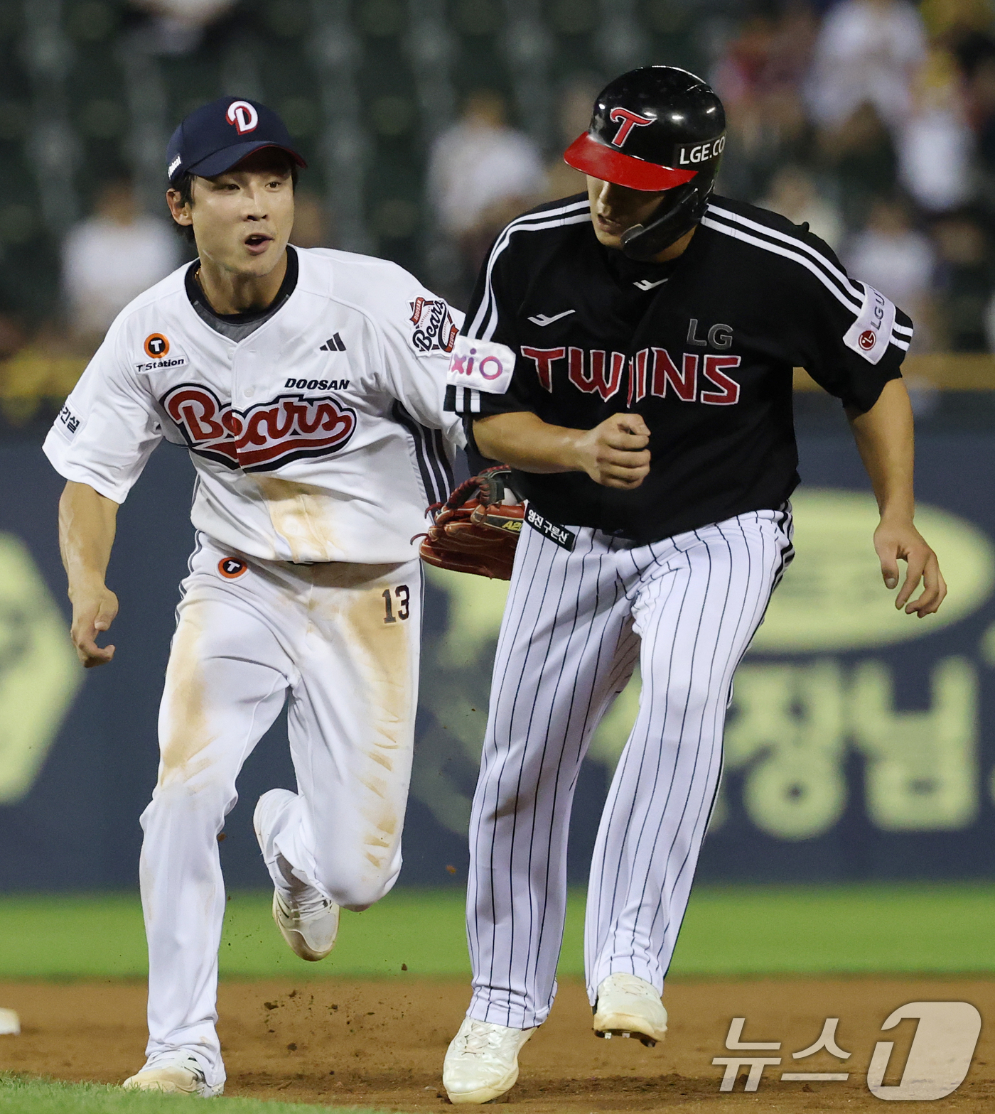 (서울=뉴스1) 오대일 기자 = 25일 서울 송파구 잠실야구장에서 열린 프로야구 '2025 신한 SOL뱅크 KBO 리그' LG 트윈스와 두산 베어스의 경기, 3:4로 뒤진 LG의 …