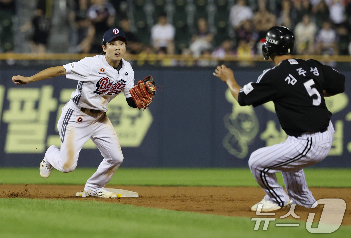 (서울=뉴스1) 오대일 기자 = 25일 서울 송파구 잠실야구장에서 열린 프로야구 '2025 신한 SOL뱅크 KBO 리그' LG 트윈스와 두산 베어스의 경기, 3:4로 뒤진 LG의 …