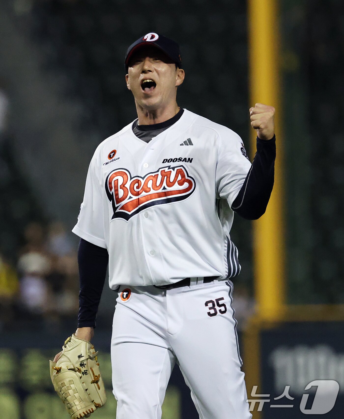 본문 이미지 - 25일 서울 송파구 잠실야구장에서 열린 프로야구 '2025 신한 SOL뱅크 KBO 리그' LG 트윈스와 두산 베어스의 경기, 두산 구원투수 고효준이 LG의 8회초 공격을 무실점으로 막은 후 포효하고 있다. 2025.7.25/뉴스1 ⓒ News1 오대일 기자