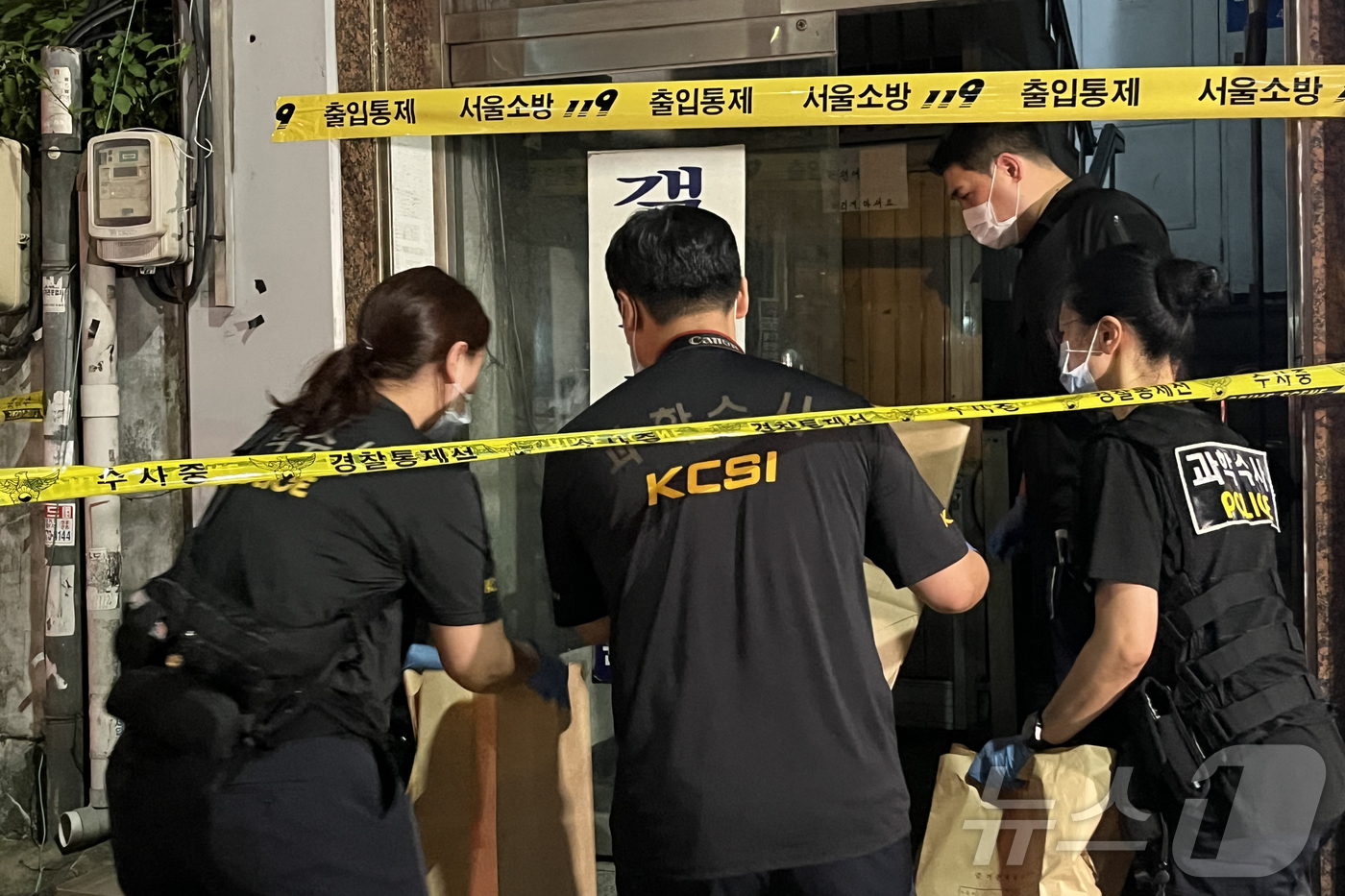 (서울=뉴스1) 김종훈 기자 = 25일 오후 서울 성북구 지하철 4호선 길음역 인근에서 칼부림 사건이 발생해 경찰이 현장을 수습하고 있다.경찰에 따르면 이날 오후 7시 37분쯤 길 …