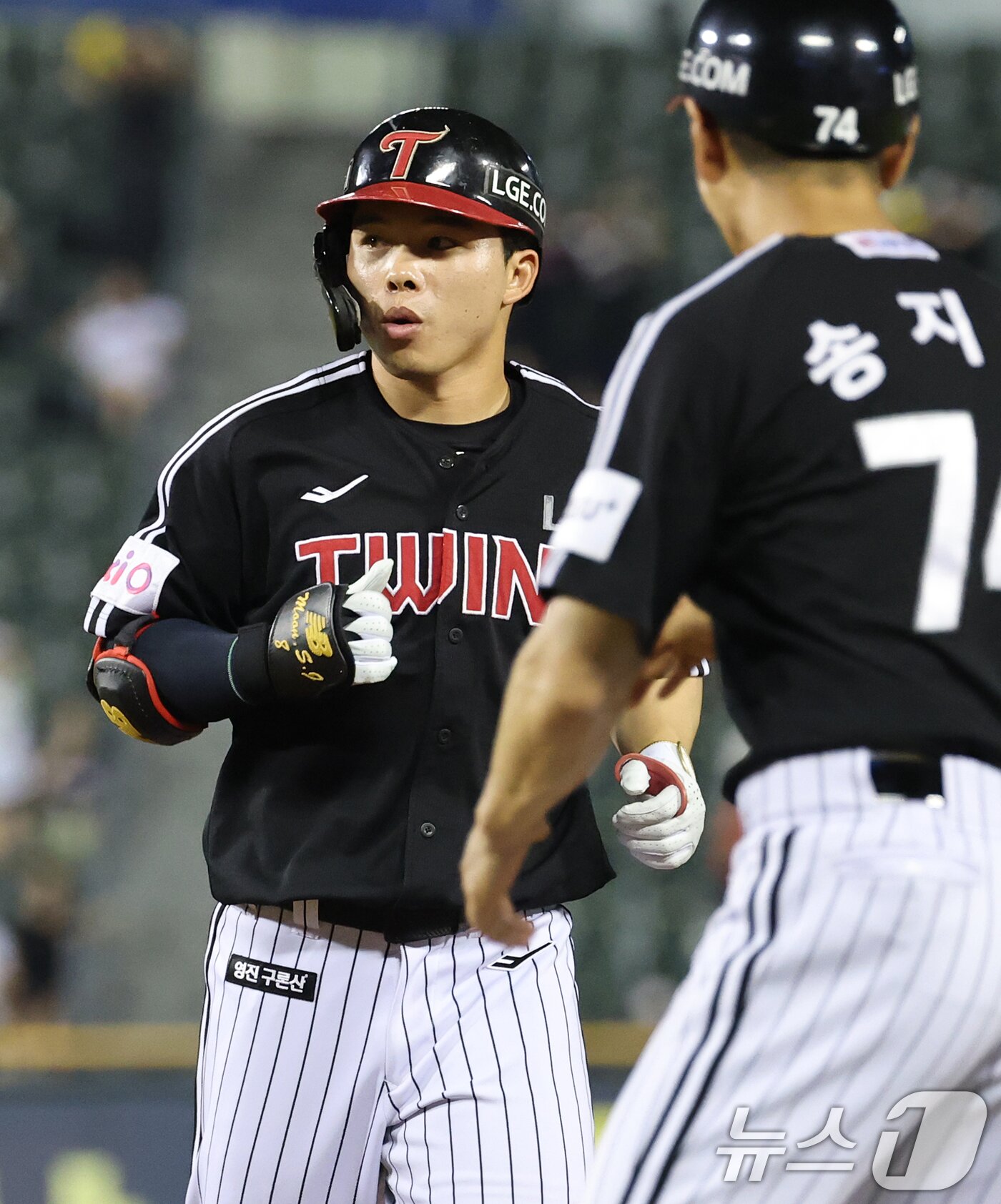 본문 이미지 - 25일 서울 송파구 잠실야구장에서 열린 프로야구 '2025 신한 SOL뱅크 KBO 리그' LG 트윈스와 두산 베어스의 경기, 4:4로 팽팽히 맞선 9회초 LG 공격 2사 만루 상황에서 문성주가 역전 2타점 적시타를 때린 후 기뻐하고 있다. 2025.7.25/뉴스1 ⓒ News1 오대일 기자