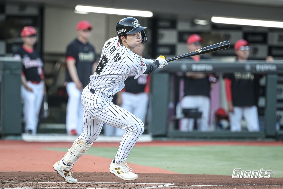 본문 이미지 - 롯데 자이언츠 내야수 한태양은 25일 열린 KBO리그 사직 KIA 타이거즈전에서 4타수 3안타 3타점으로 활약, 팀의 7-4 승리를 이끌었다. (롯데 자이언츠 제공)