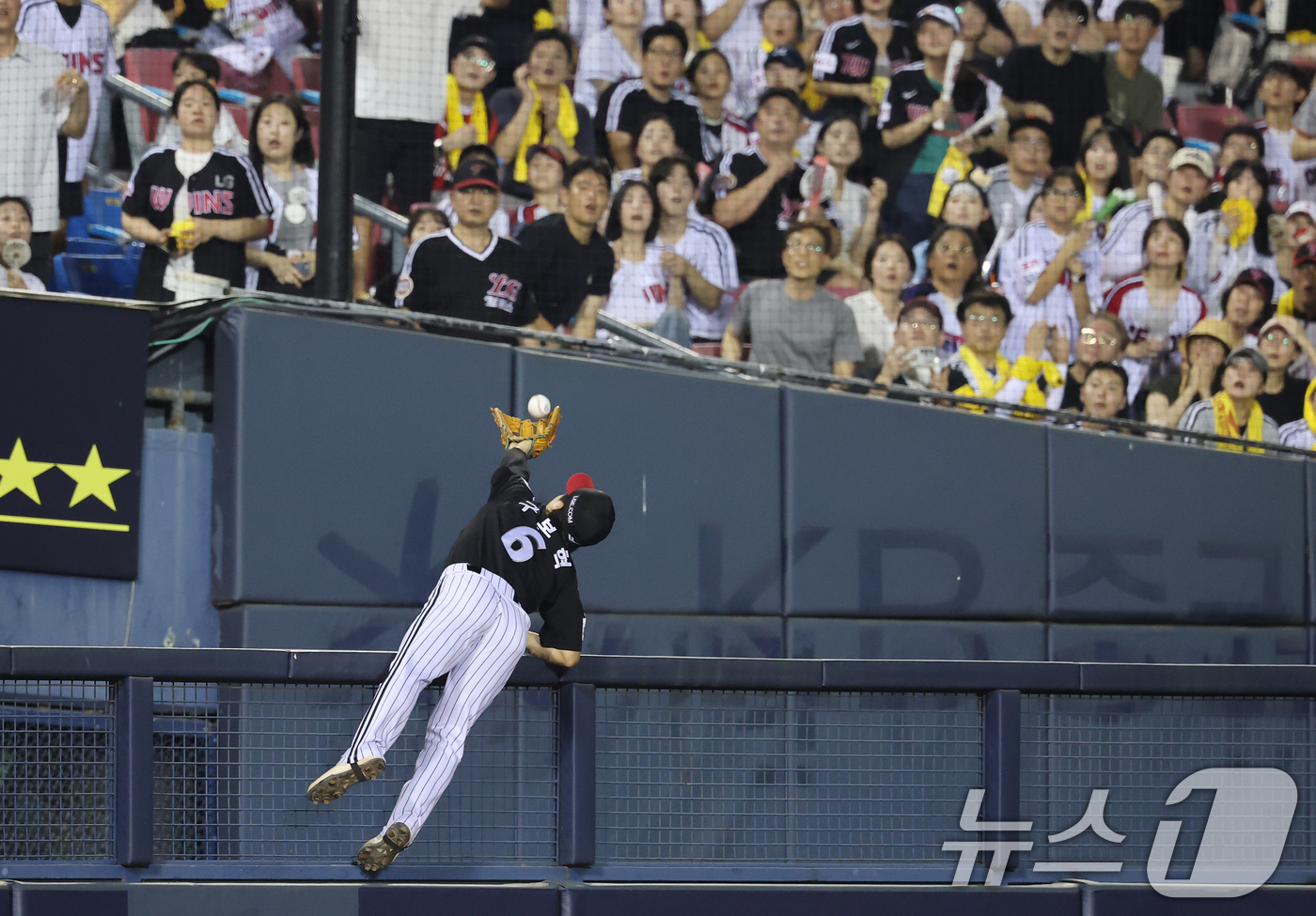 (서울=뉴스1) 오대일 기자 = 25일 서울 송파구 잠실야구장에서 열린 프로야구 '2025 신한 SOL뱅크 KBO 리그' LG 트윈스와 두산 베어스의 경기, 5:6으로 뒤진 두산의 …