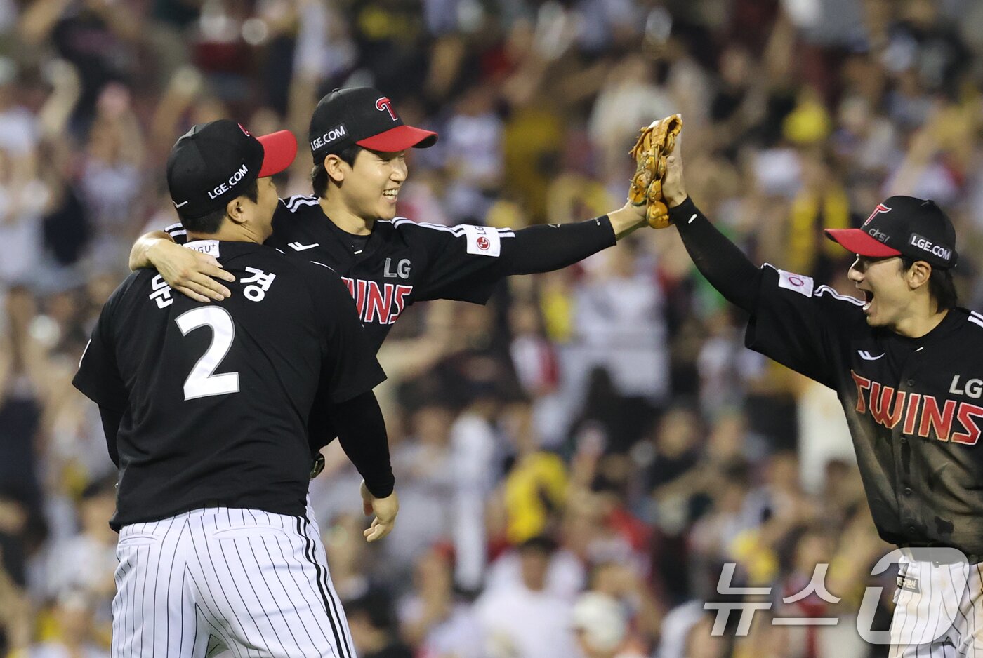 본문 이미지 - 25일 서울 송파구 잠실야구장에서 열린 프로야구 '2025 신한 SOL뱅크 KBO 리그' LG 트윈스와 두산 베어스의 경기, 5:6으로 뒤진 두산의 9회말 공격 2사 1,3루 상황에서 LG 3루수 구본혁이 두산 이유찬의 파울 타구를 호수비로 잡아낸 후 동료들의 축하를 받고 있다. 2025.7.25/뉴스1 ⓒ News1 오대일 기자