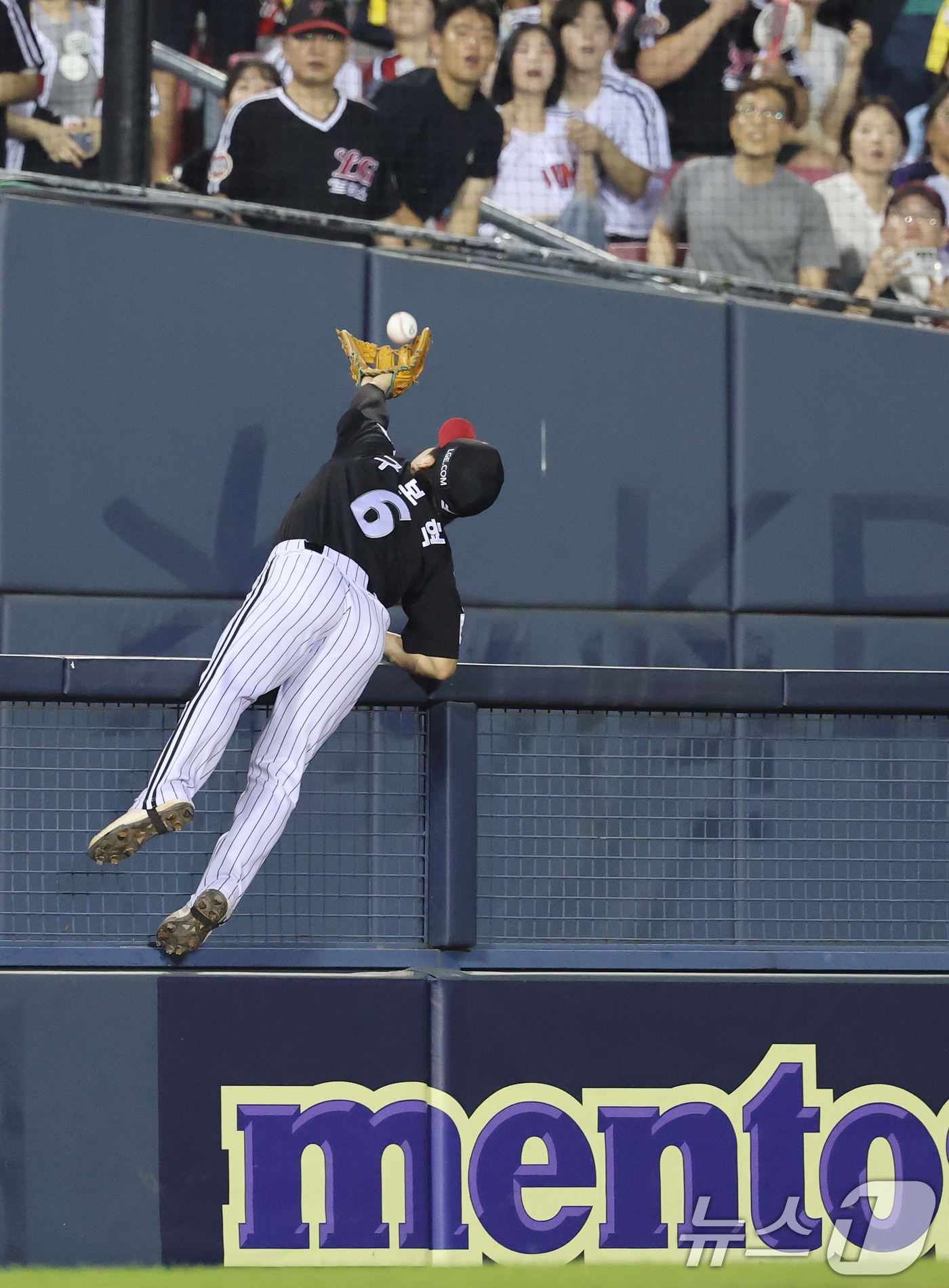 (서울=뉴스1) 오대일 기자 = 25일 서울 송파구 잠실야구장에서 열린 프로야구 '2025 신한 SOL뱅크 KBO 리그' LG 트윈스와 두산 베어스의 경기, 5:6으로 뒤진 두산의 …