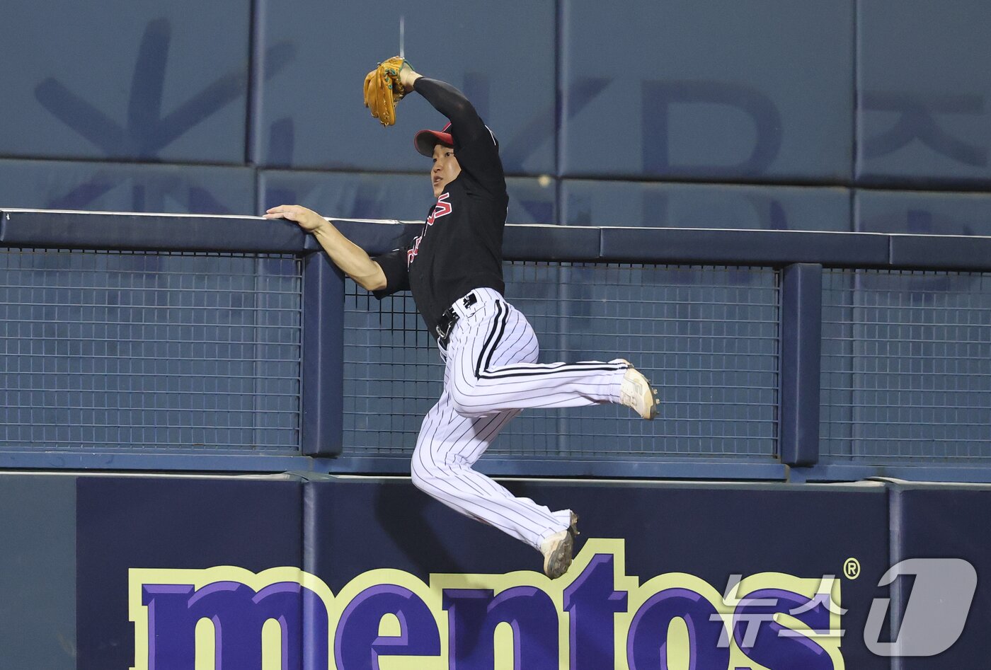 본문 이미지 - LG 트윈스 내야수 구본혁이 7월25일 서울 잠실야구장에서 열린 프로야구 두산 베어스전 9회말 2사 1, 3루 상황에서 이유찬의 파울 타구를 잡아내고 있다. 2025.7.25/뉴스1 ⓒ News1 오대일 기자