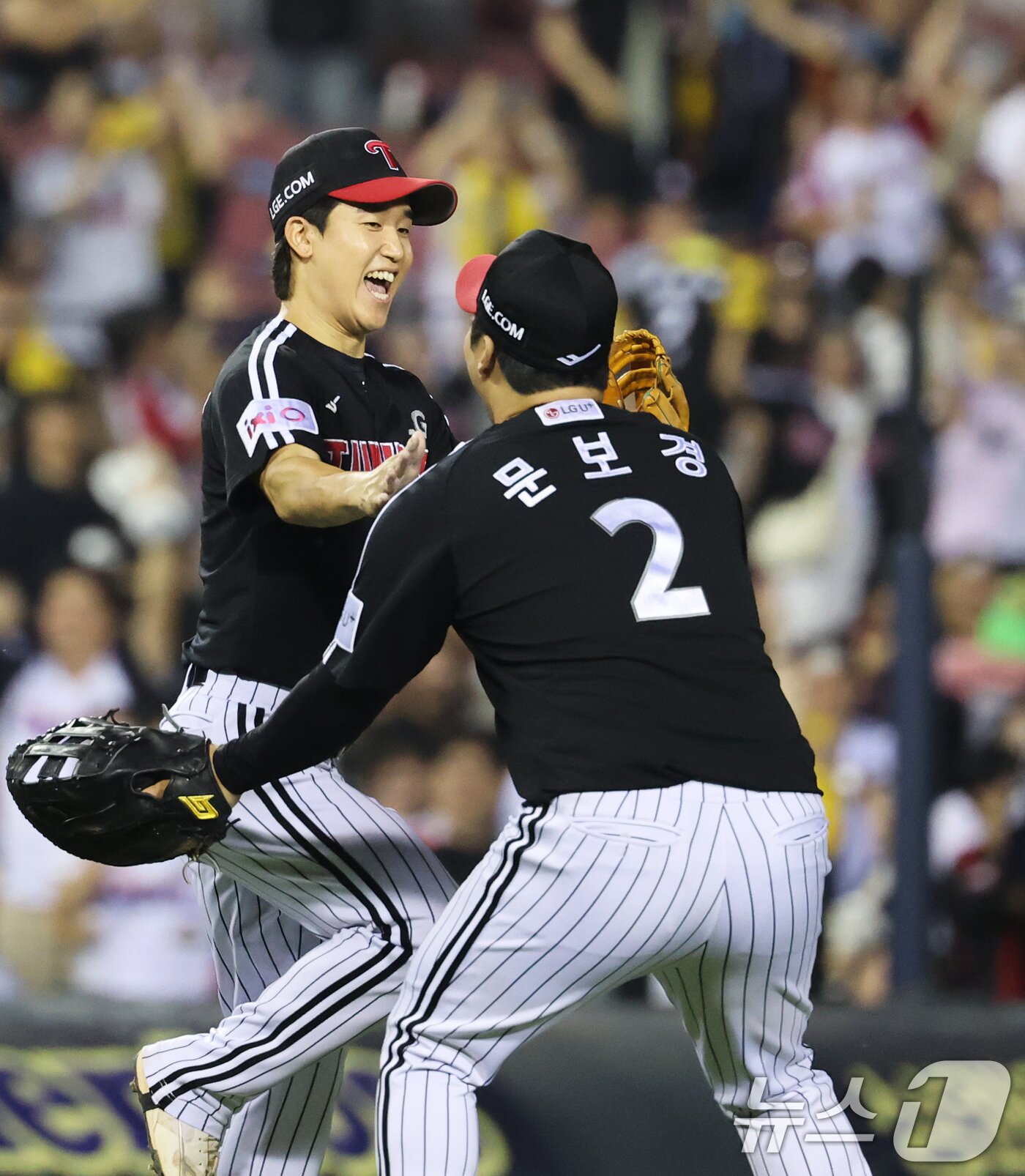 본문 이미지 - 25일 서울 송파구 잠실야구장에서 열린 프로야구 '2025 신한 SOL뱅크 KBO 리그' LG 트윈스와 두산 베어스의 경기, 5:6으로 뒤진 두산의 9회말 공격 2사 1,3루 상황에서 LG 3루수 구본혁이 듀산 이유찬의 파울 타구를 호수비로 잡아낸 후 문보경의 축하를 받고 있다. 2025.7.25/뉴스1 ⓒ News1 오대일 기자