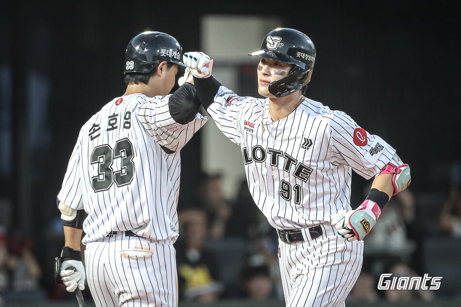 본문 이미지 - 롯데 자이언츠가 25일 열린 KBO리그 사직 KIA 타이거즈전에서 7-4로 이겼다. (롯데 자이언츠 제공)