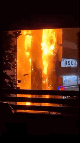 본문 이미지 - 25일 오후 11시 12분쯤 인천시 구월동의 지상 6층짜리 대형 상가에서 화재가 발생했다.&#40;독자 제공. 재배포 및 DB금지&#41;2025.7.26/뉴스1