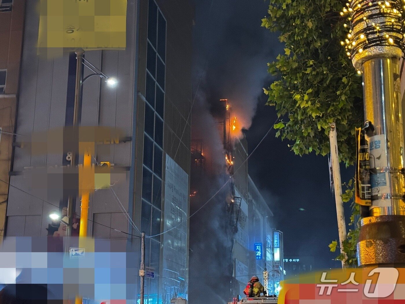 본문 이미지 - 25일 오후 11시 12분쯤 인천시 구월동의 지상 6층짜리 대형 상가에서 화재가 발생했다.&#40;독자 제공. 재배포 및 DB금지&#41;2025.7.26/뉴스1