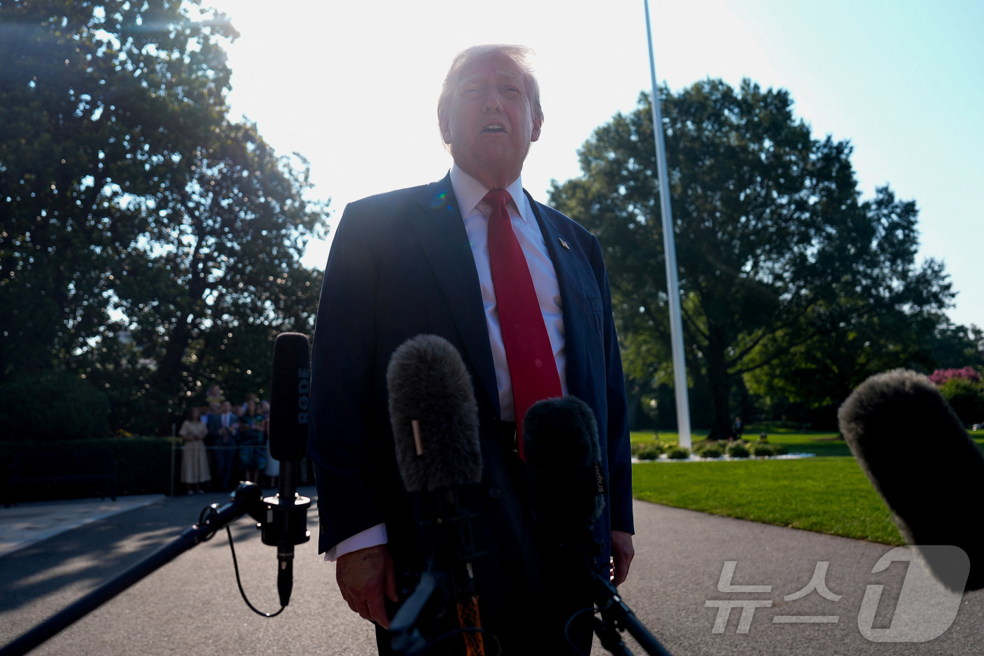 (워싱턴 로이터=뉴스1) 김지완 기자 = 25일(현지시간) 도널드 트럼프 미국 대통령이 스코틀랜드로 떠나기 전 워싱턴 백악관에서 취재진 질문에 답하고 있다. 2025.07.25ⓒ …