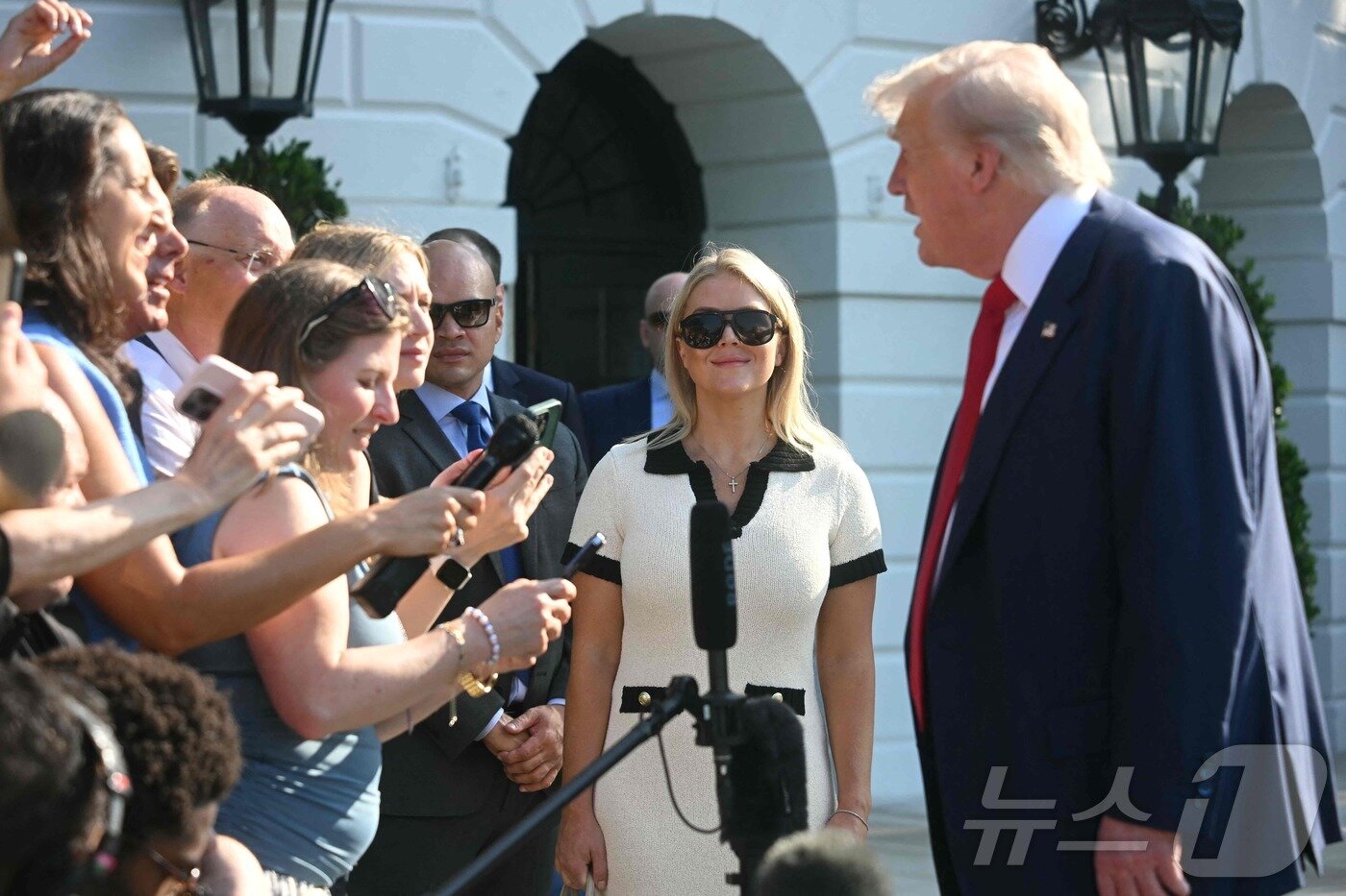 본문 이미지 - 도널드 트럼프 미국 대통령이 25일(현지시간) 캐롤라인 레빗 백악관 공보실장과 함께 25일(현지시간) 스코틀랜드 방문을 위해 워싱턴DC 백악관을 떠나기 전 기자들 질문에 답하고 있다. 2025.07.25 ⓒ AFP=뉴스1 ⓒ News1 류정민 특파원
