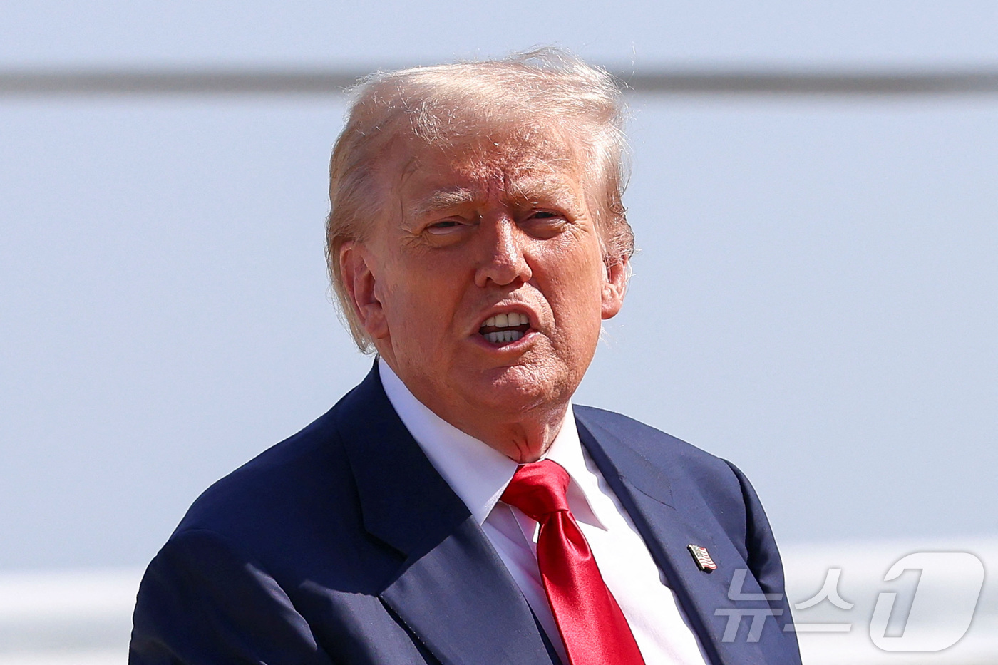 (메릴랜드 로이터=뉴스1) 류정민 특파원 = 도널드 트럼프 미국 대통령이 25일(현지시간) 미국 메릴랜드주 앤드류스 합동 기지에서 스코틀랜드로 떠나기 전 기자들 질문에 답하고 있다 …