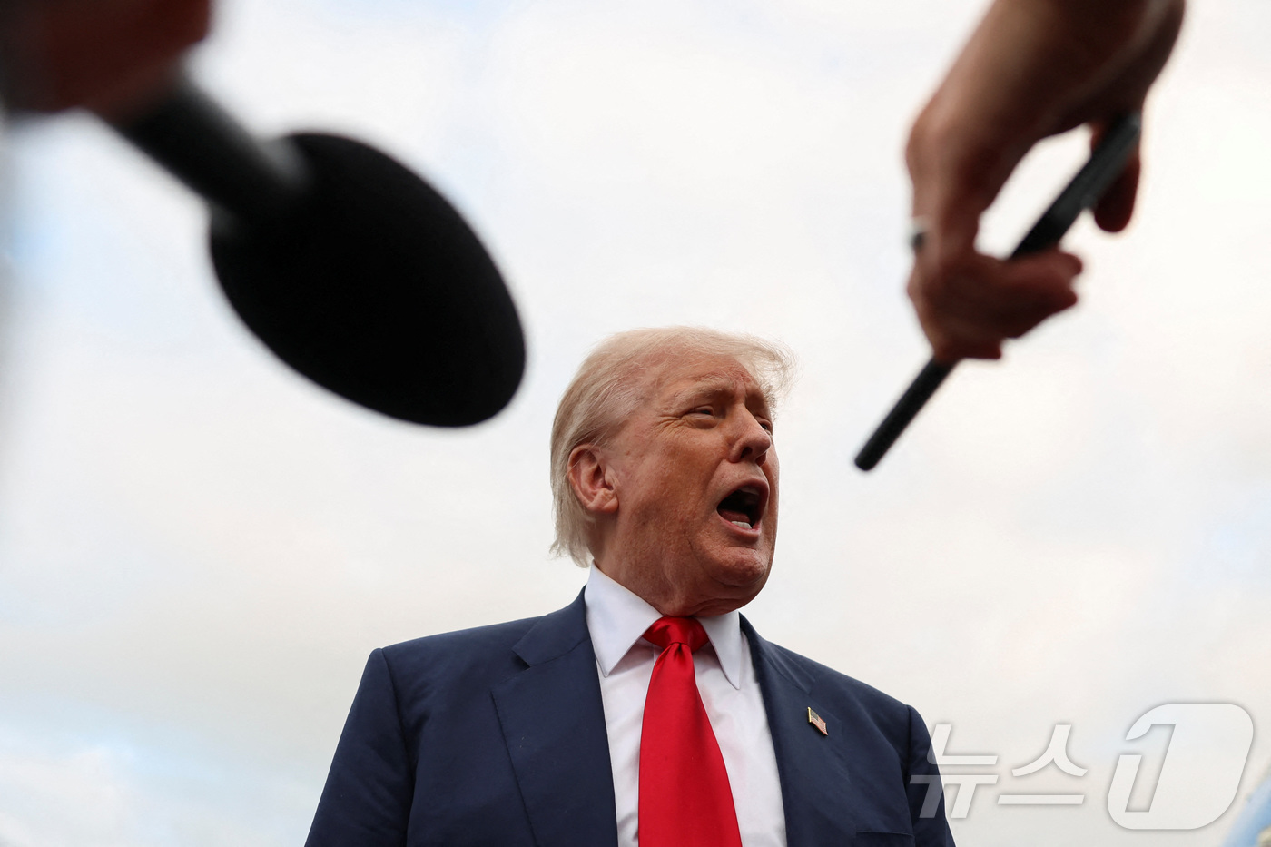 (프레스트윅 로이터=뉴스1) 김지완 기자 = 25일(현지시간) 도널드 트럼프 미국 대통령이 영국 스코틀랜드 글래스고 프레스트윅 공항에 도착한 직후 취재진 질문에 답하고 있다. 20 …