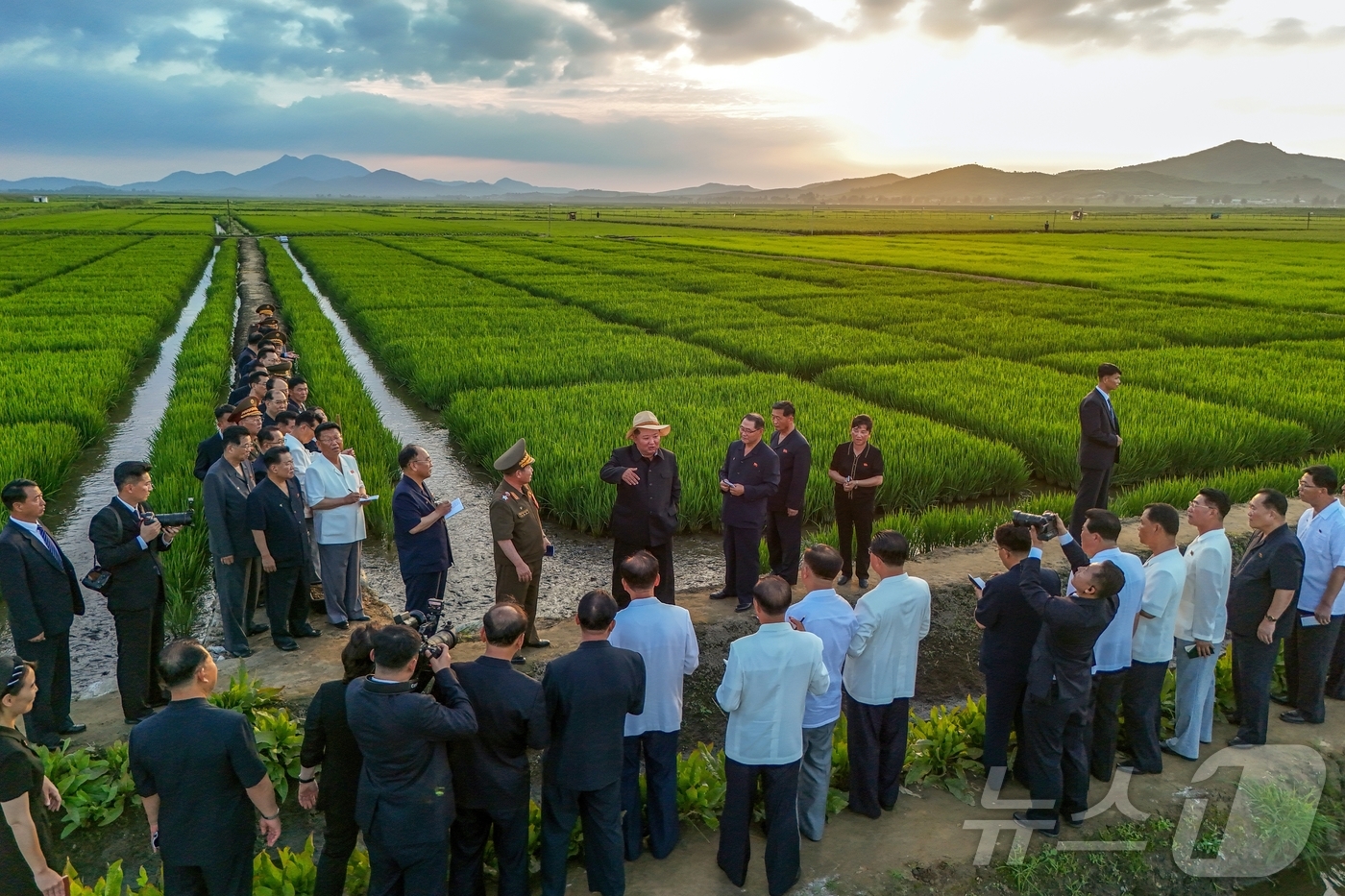 (평양 노동신문=뉴스1) = 북한 노동당 기관지 노동신문은 김정은 당 총비서가 지난 24일 논판양어 사업에 크게 기여한 군부대 후방기지를 방문해 이들을 격려하고 양어 생산의 중요성 …