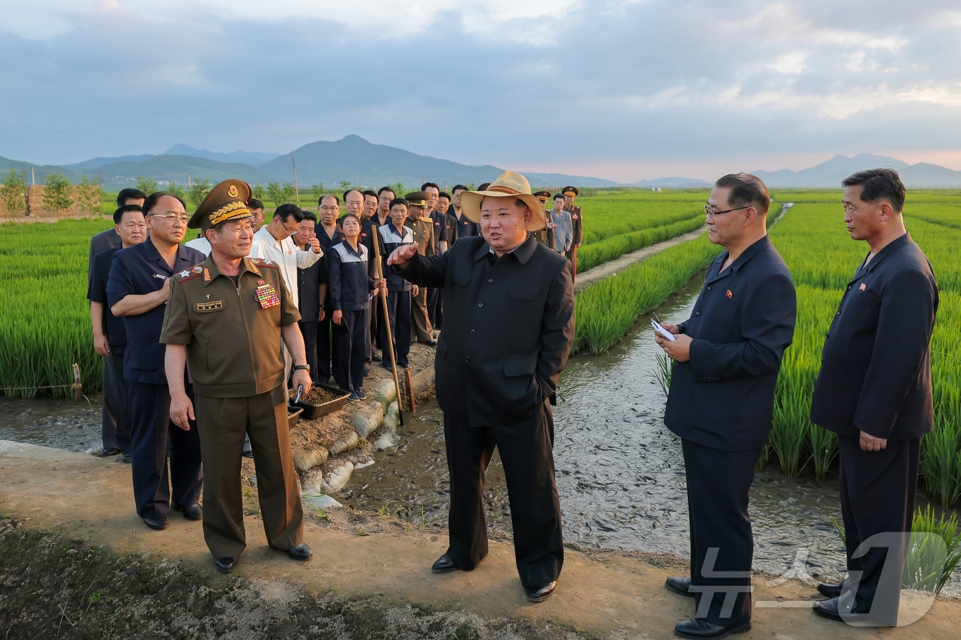 (평양 노동신문=뉴스1) = 북한 노동당 기관지 노동신문은 김정은 당 총비서가 지난 24일 논판양어 사업에 크게 기여한 군부대 후방기지를 방문해 이들을 격려하고 양어 생산의 중요성 …