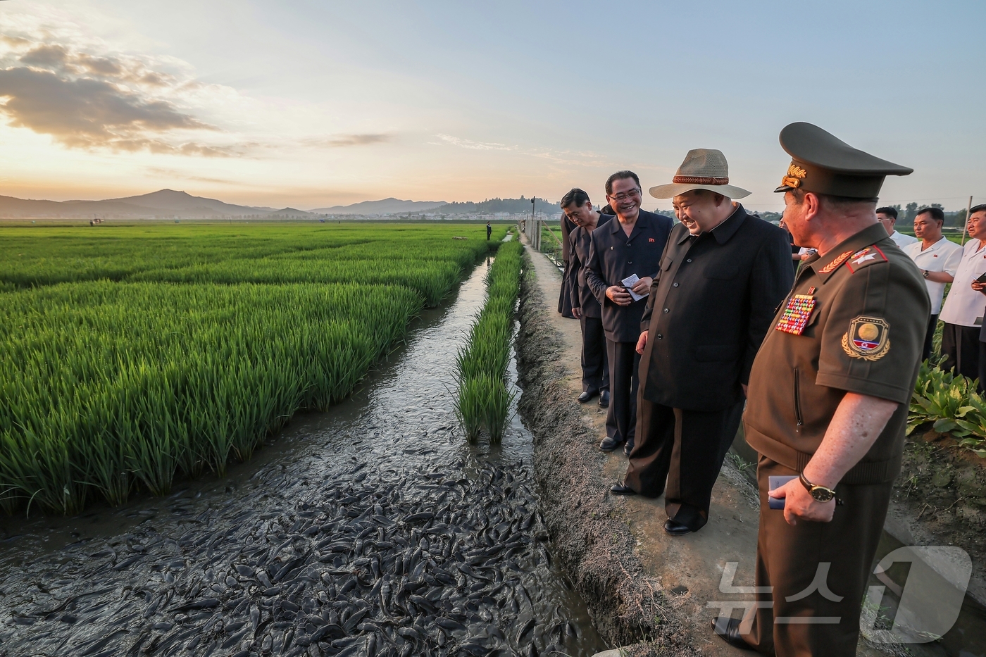 (평양 노동신문=뉴스1) = 북한 노동당 기관지 노동신문은 김정은 당 총비서가 지난 24일 논판양어 사업에 크게 기여한 군부대 후방기지를 방문해 이들을 격려하고 양어 생산의 중요성 …