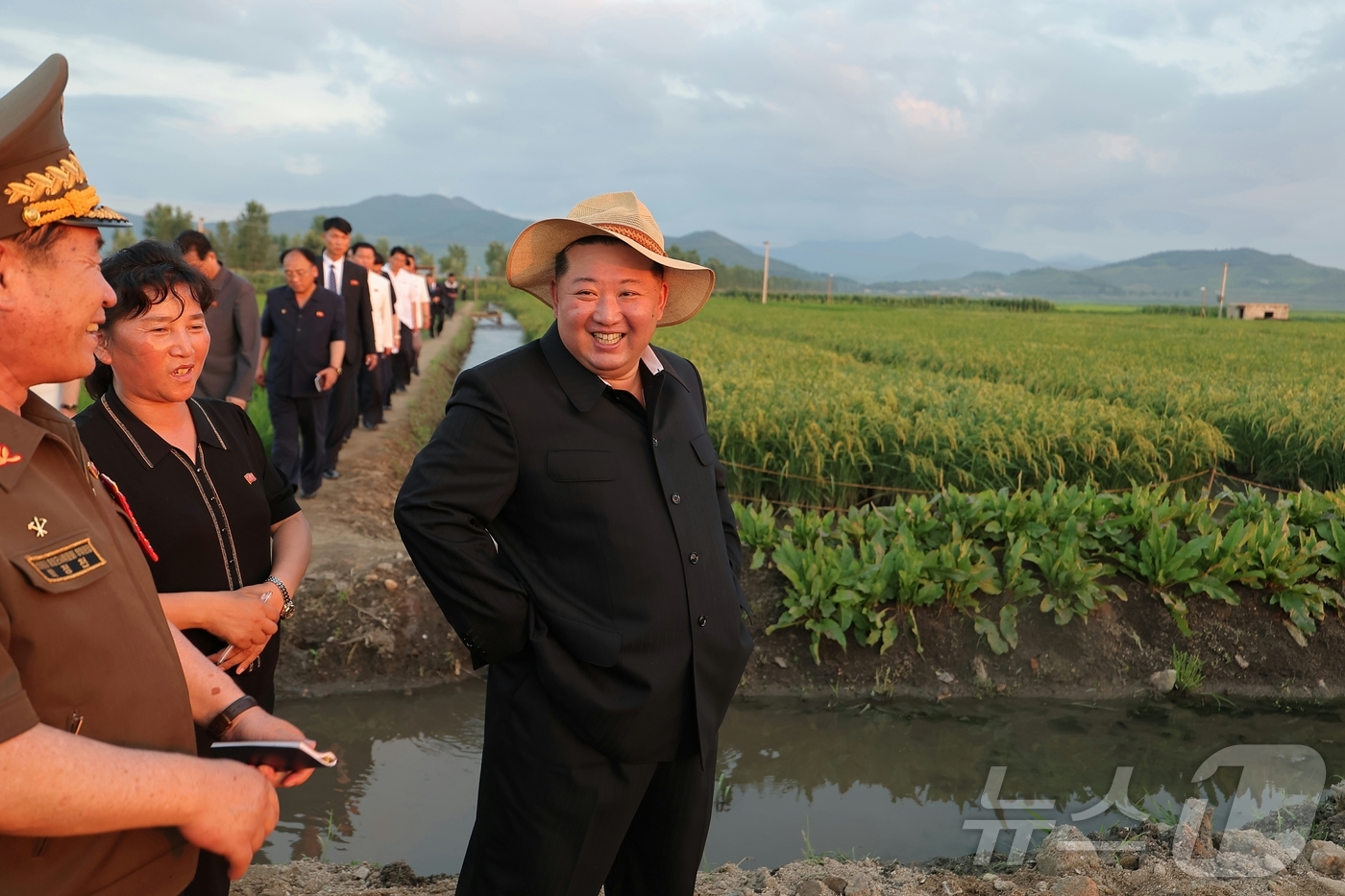 (평양 노동신문=뉴스1) = 북한 노동당 기관지 노동신문은 김정은 당 총비서가 지난 24일 논판양어 사업에 크게 기여한 군부대 후방기지를 방문해 이들을 격려하고 양어 생산의 중요성 …