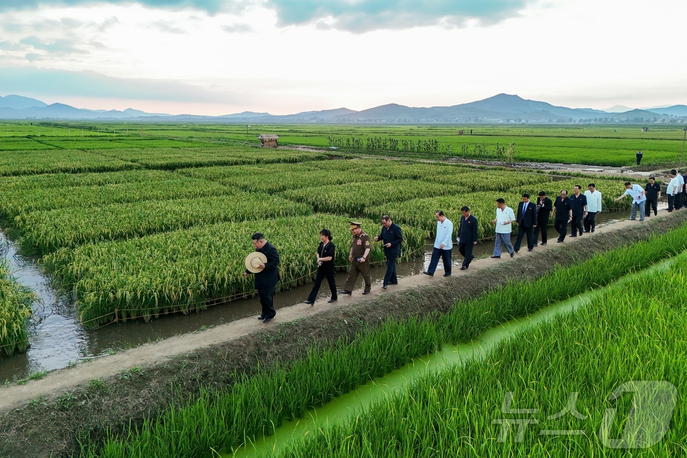 (평양 노동신문=뉴스1) = 북한 노동당 기관지 노동신문은 김정은 당 총비서가 지난 24일 논판양어 사업에 크게 기여한 군부대 후방기지를 방문해 이들을 격려하고 양어 생산의 중요성 …