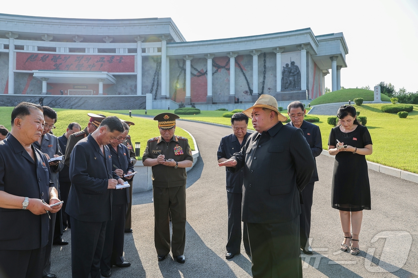 (평양 노동신문=뉴스1) = 북한 노동당 기관지 노동신문은 김정은 당 총비서가 지난 24일 당 중앙위원회 정치국 상무위원회 위원들을 비롯한 당과 정부의 주요 간부들과 함께 '반제 …