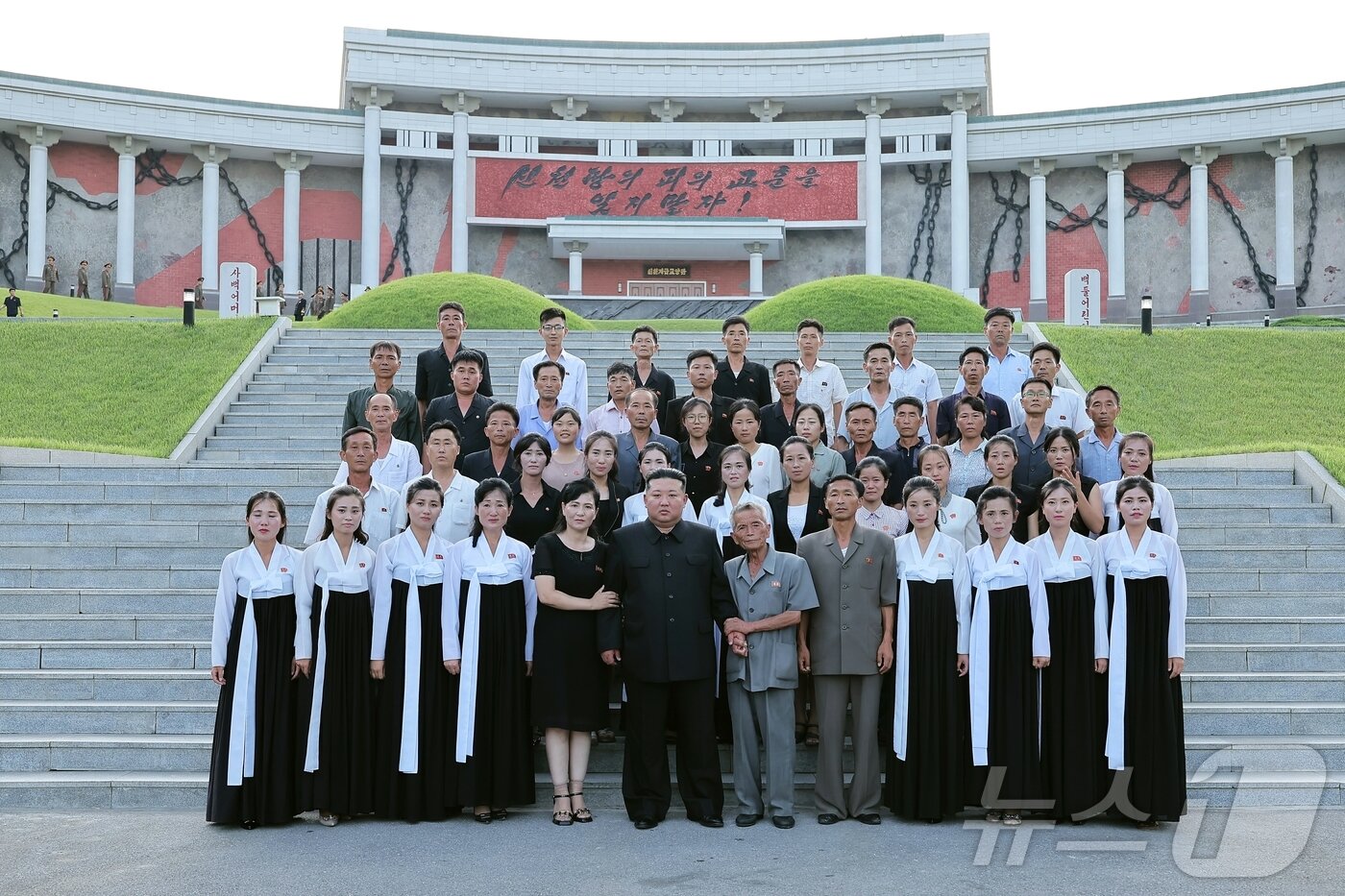 본문 이미지 - (평양 노동신문=뉴스1) = 북한 노동당 기관지 노동신문은 김정은 당 총비서가 지난 24일 당 중앙위원회 정치국 상무위원회 위원들을 비롯한 당과 정부의 주요 간부들과 함께 '반제 교육의 거점'인 신천계급교양관을 방문했다고 26일 보도했다. [국내에서만 사용가능. 재배포 금지. DB 금지. For Use Only in the Republic of Korea. Redistribution Prohibited] rodongphoto@news1.kr