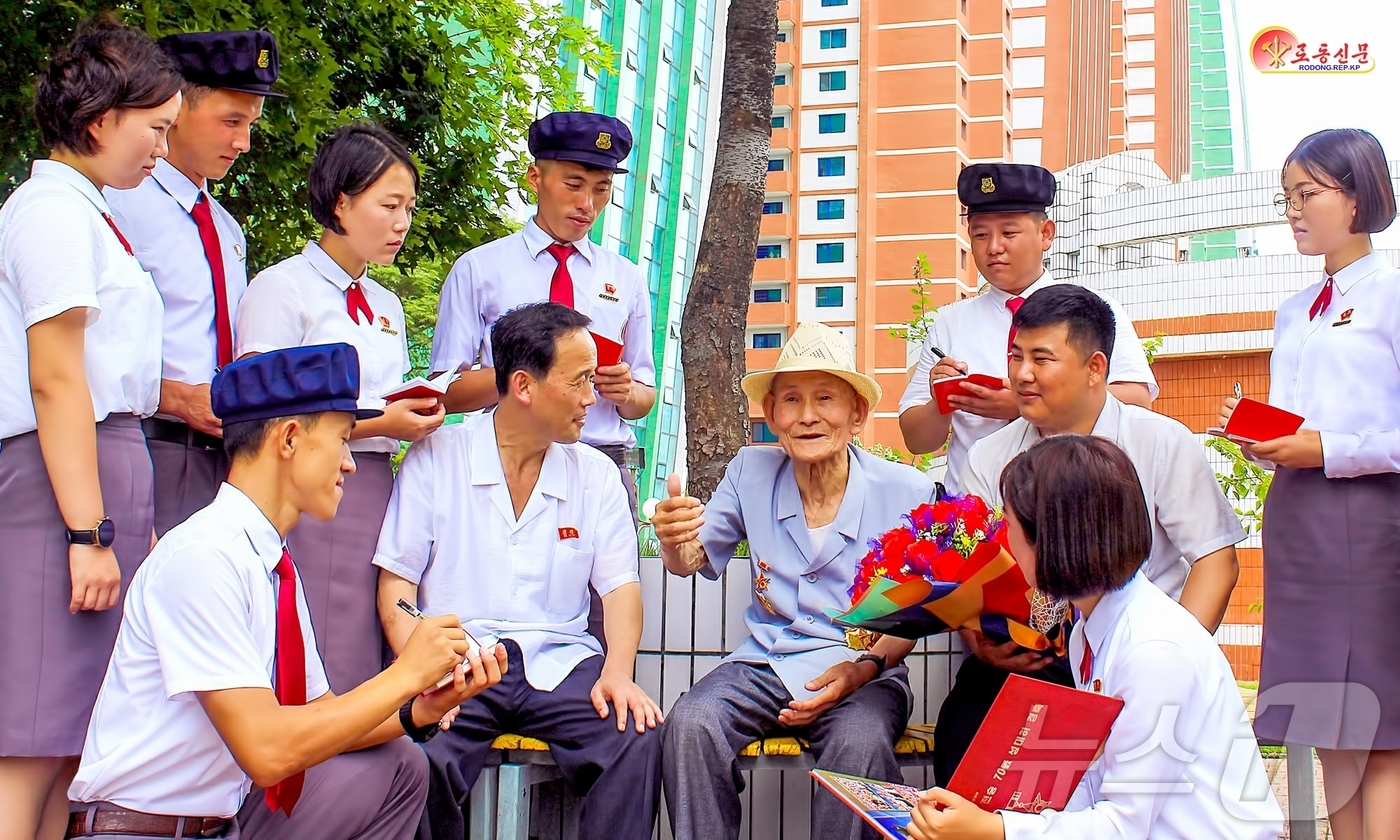 (평양 노동신문=뉴스1) = 북한 노동당 기관지 노동신문은 26일 평양출판인쇄대학 간부와 종업원, 학생들이 전쟁노병의 이야기를 듣고 있다고 보도했다. [국내에서만 사용가능. 재배포 …