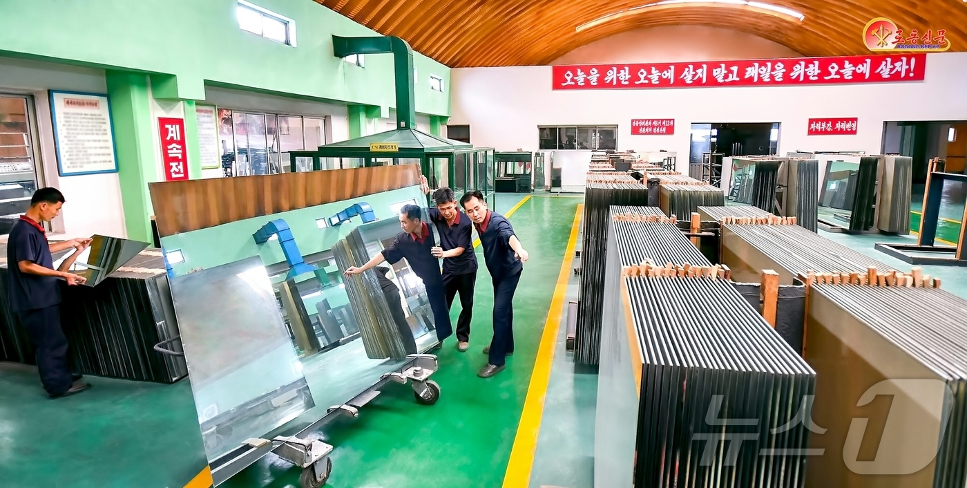 (평양 노동신문=뉴스1) = 북한 노동당 기관지 노동신문은 26일 평양금속건재공장에서 중요대상건설장에 더 많은 건재품을 보내줄 일념으로 생산을 다그치고 있다고 보도했다. [국내에서 …