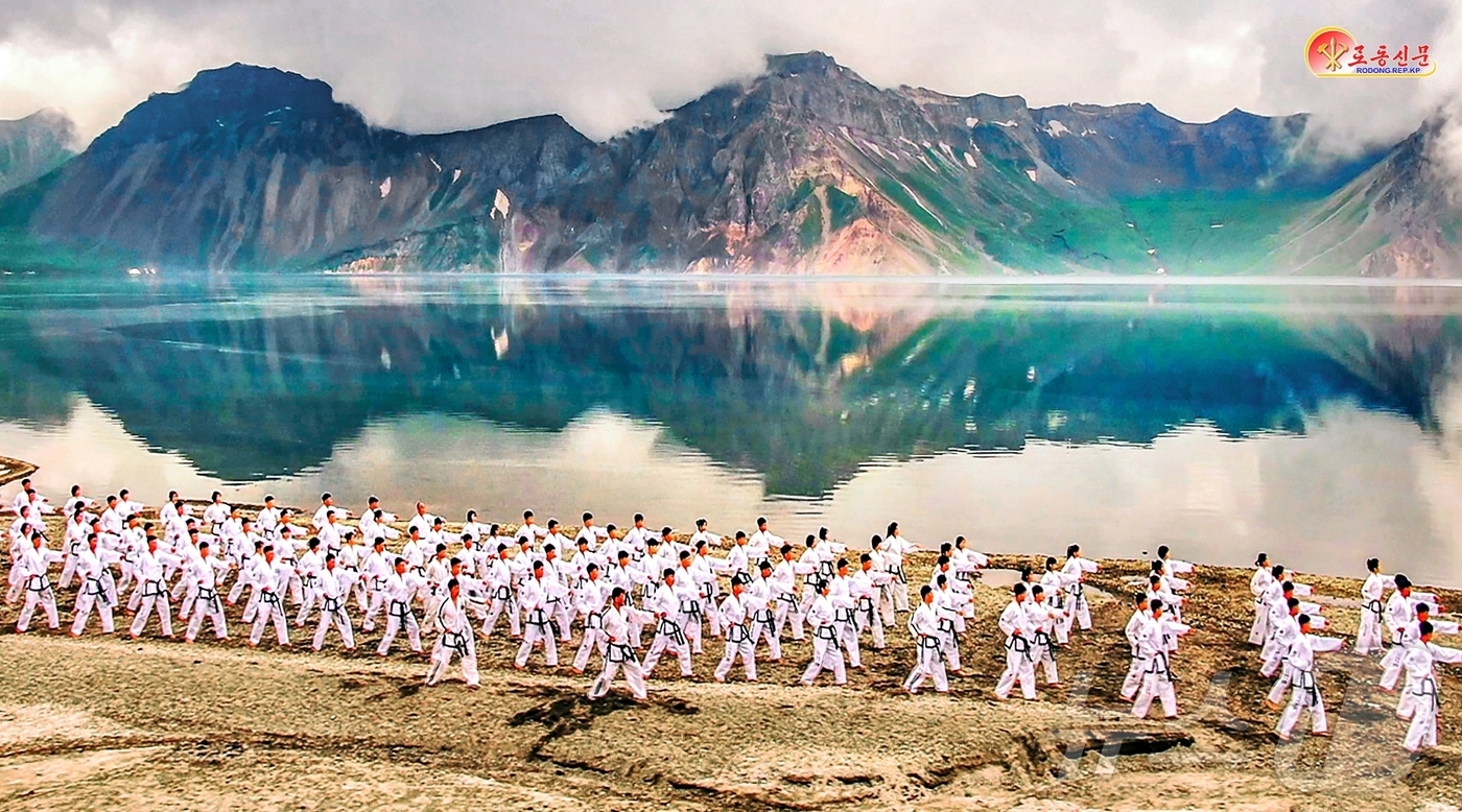 (평양 노동신문=뉴스1) = 북한 노동당 기관지 노동신문은 26일 전국태권도부문 강자경기대회 참가자들이 혁명의 성산 백두산에 올랐다며 "태권도의 기상을 더높이 떨처나가자"고 보도했 …