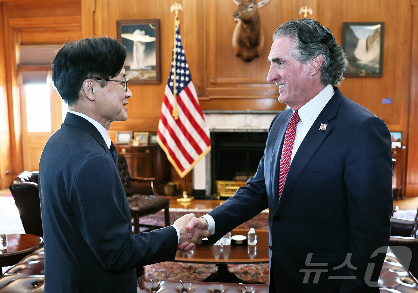 (서울=뉴스1) = 김정관 산업통상자원부 장관이 24일(현지시간) 미국 워싱턴 D.C.에서 더그 버검 미국 백악관 국가에너지위원회 위원장과 면담에 앞서 인사하고 있다. (산업부 제 …