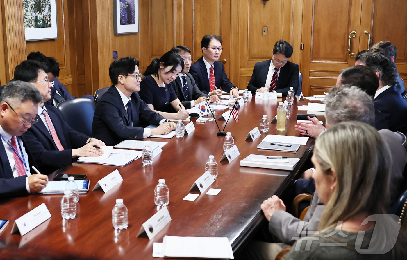 (서울=뉴스1) = 김정관 산업통상자원부 장관이 24일(현지시간) 미국 워싱턴 D.C.에서 더그 버검 미국 백악관 국가에너지위원회 위원장과 한미 양국 에너지 분야 협력 강화방안을 …