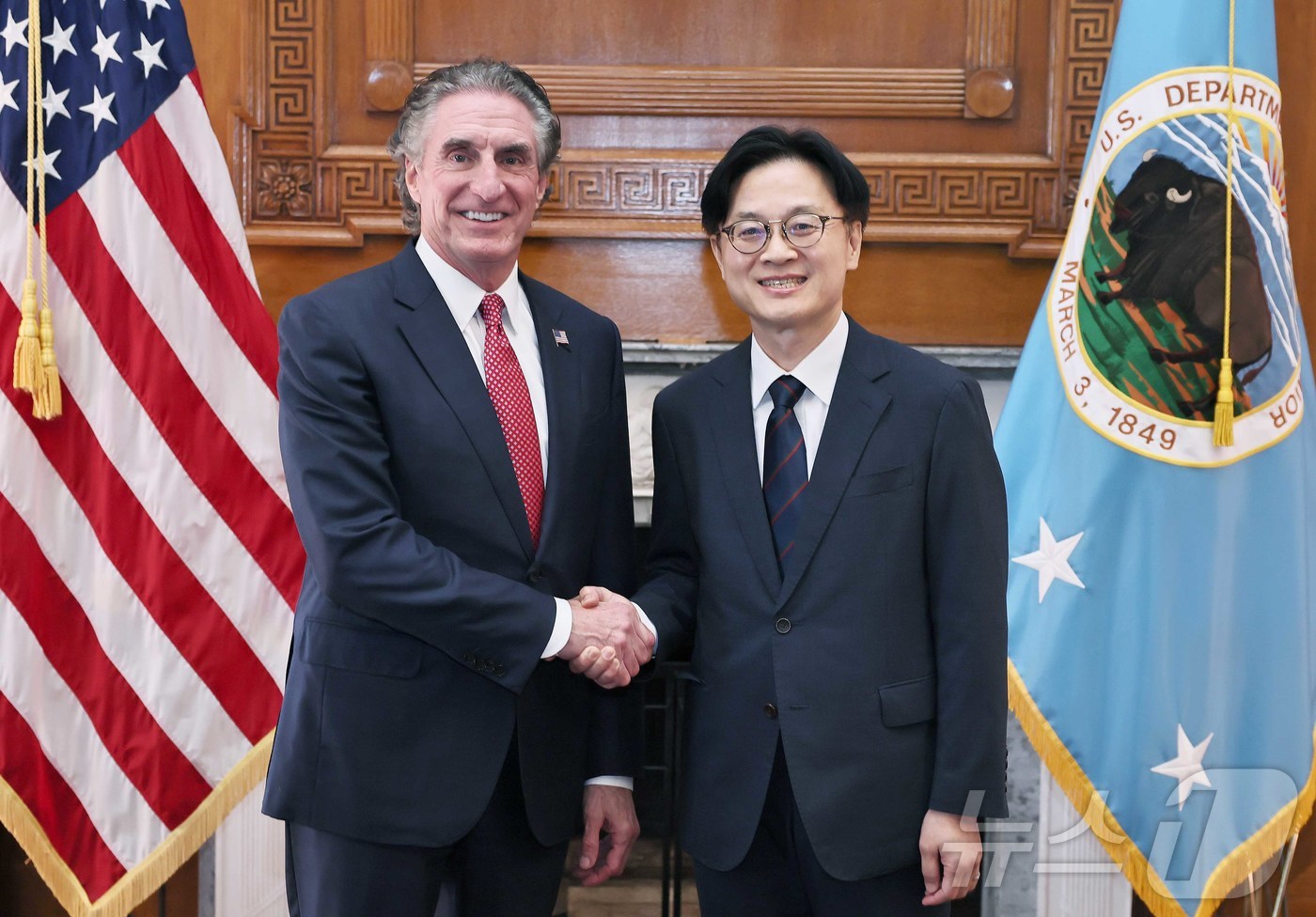 (서울=뉴스1) = 김정관 산업통상자원부 장관이 24일(현지시간) 미국 워싱턴 D.C.에서 더그 버검 미국 백악관 국가에너지위원회 위원장과 한미 양국 에너지 분야 협력 강화방안을 …