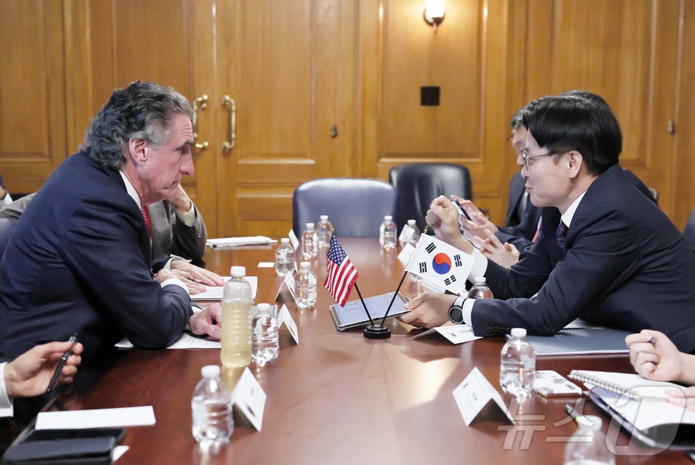 (서울=뉴스1) = 김정관 산업통상자원부 장관이 24일(현지시간) 미국 워싱턴 D.C.에서 더그 버검 미국 백악관 국가에너지위원회 위원장과 한미 양국 에너지 분야 협력 강화방안을 …