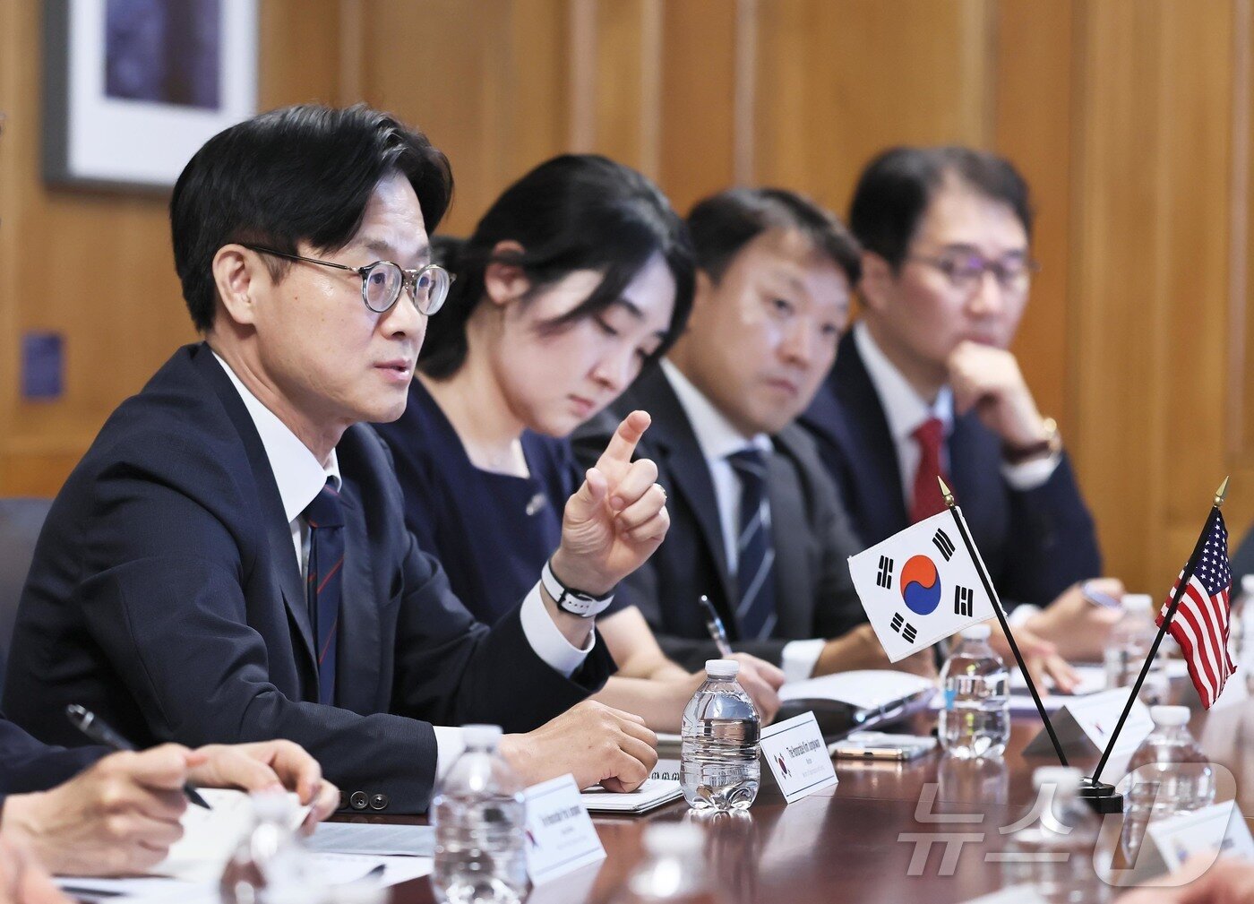 본문 이미지 - 김정관 산업통상자원부 장관이 24일&#40;현지시간&#41; 미국 워싱턴 D.C.에서 더그 버검 미국 백악관 국가에너지위원회 위원장과 한미 양국 에너지 분야 협력 강화방안을 논의하고 있다. &#40;산업부 제공. 재판매 및 DB금지&#41; 2025.7.26/뉴스1