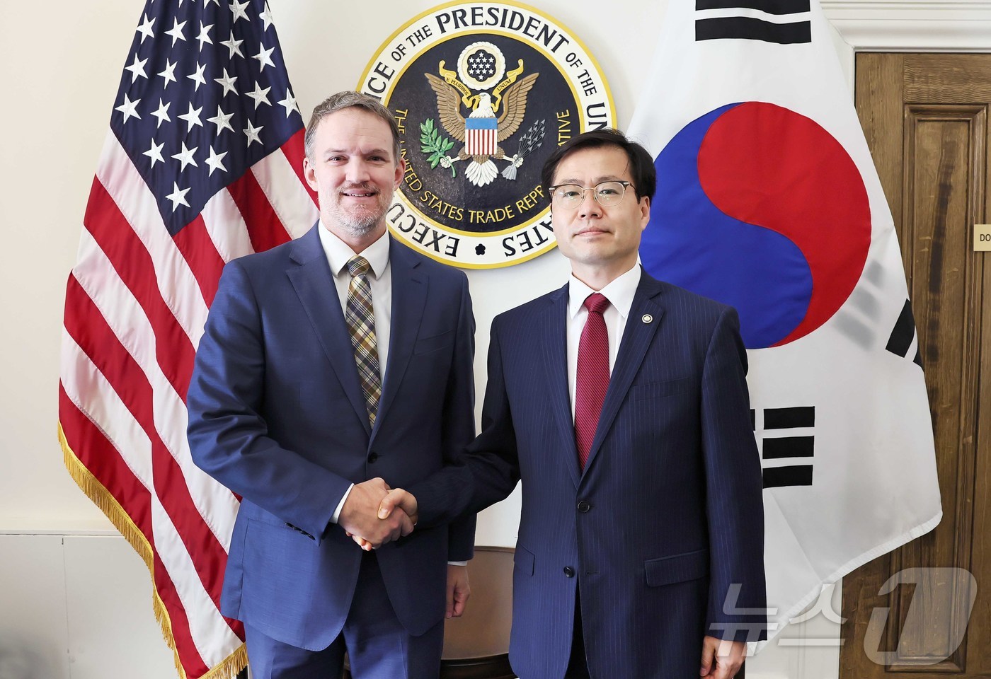 (서울=뉴스1) 포토공용 기자 = 여한구 산업통상자원부 통상교섭본부장이 25일(현지시간) 미국 워싱턴 D.C. 미국무역대표부 회의실에서 제이미슨 그리어 미국무역대표부 대표와 한미 …