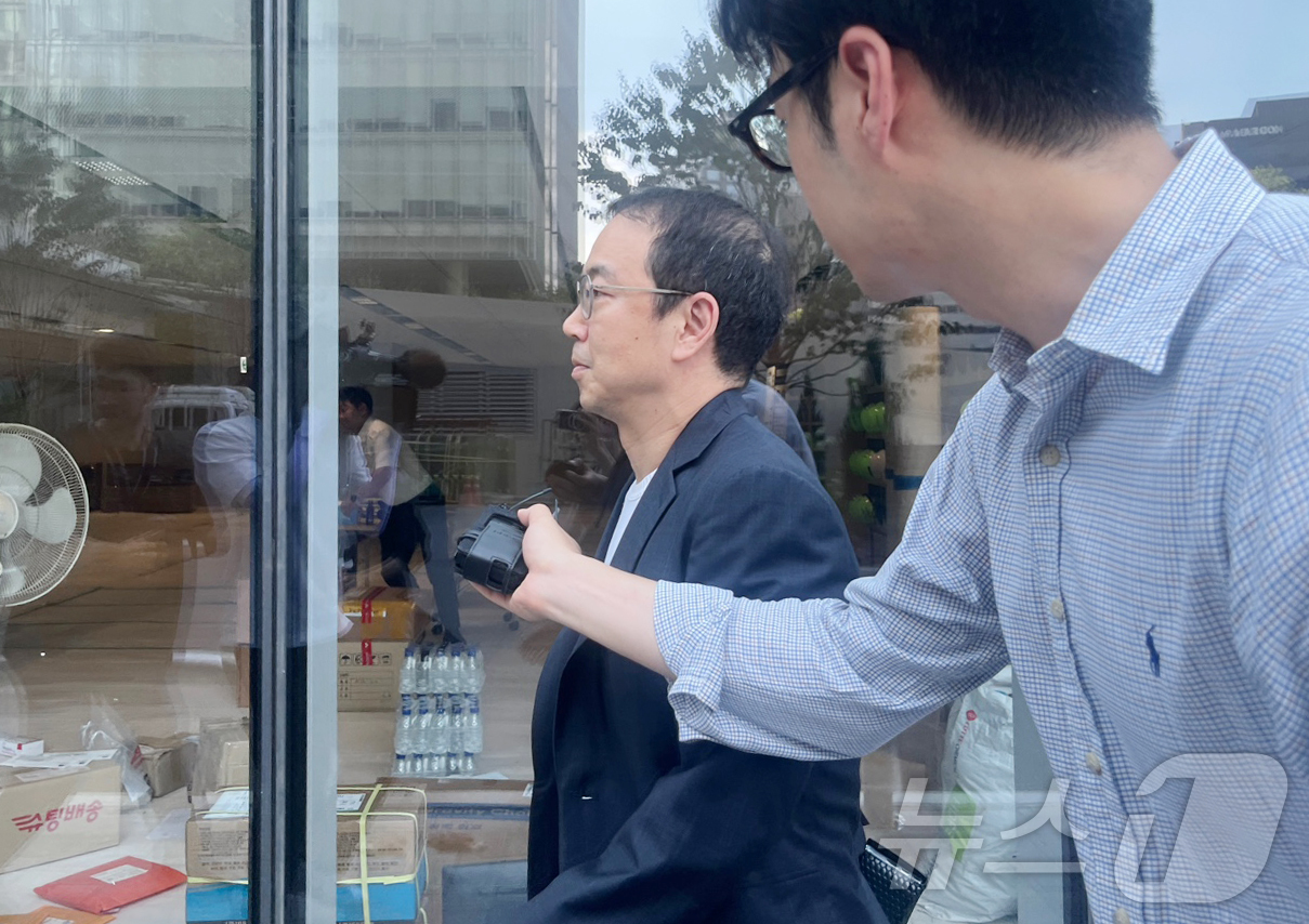 (서울=뉴스1) 유수연 기자 = 김건희 여사의 코바나 컨텐츠 전시회에 억대 금액을 협찬한 의혹을 받는 송병준 컴투스홀딩스 의장이 26일 오전 서울 광화문에 마련된 김건희 여사 특검 …