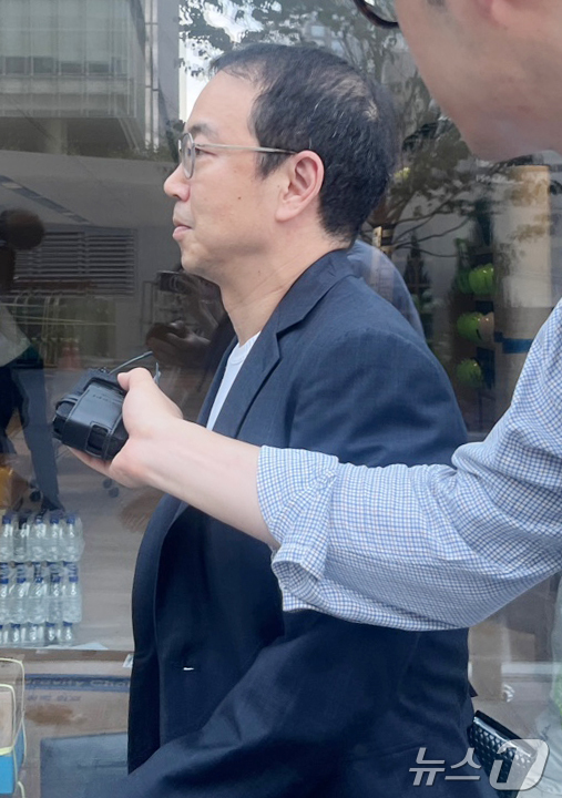 (서울=뉴스1) 유수연 기자 = 김건희 여사의 코바나 컨텐츠 전시회에 억대 금액을 협찬한 의혹을 받는 송병준 컴투스홀딩스 의장이 26일 오전 서울 광화문에 마련된 김건희 여사 특검 …