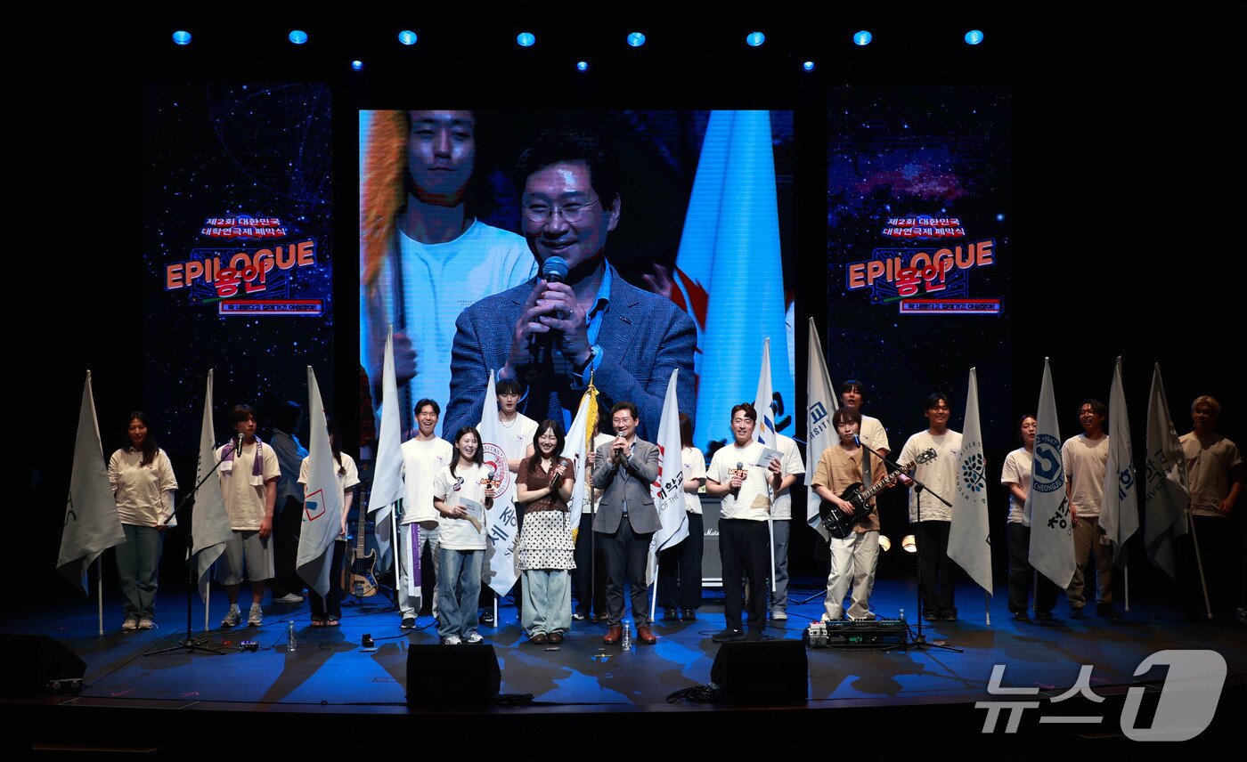 본문 이미지 - 이상일 시장이 25일 용인시평생학습관 큰어울마당에서 열린 &#39;제2회 대한민국 대학연극제&#39; 폐막식에서 폐막 선언을 하고 있다.