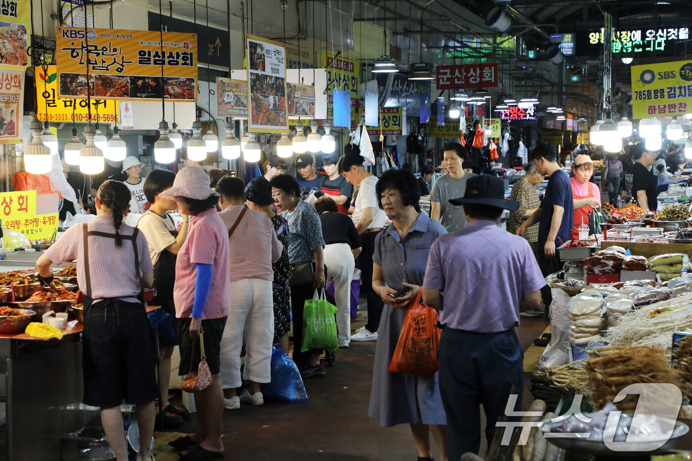 본문 이미지 - 전 국민에게 1인당 15만~45만원을 지급하는 '민생회복 소비쿠폰' 지급 첫 주말인 26일 광주 서구 양동시장에 손님들이 북적이고 있다. 2025.7.26/뉴스1 ⓒ News1 이수민 